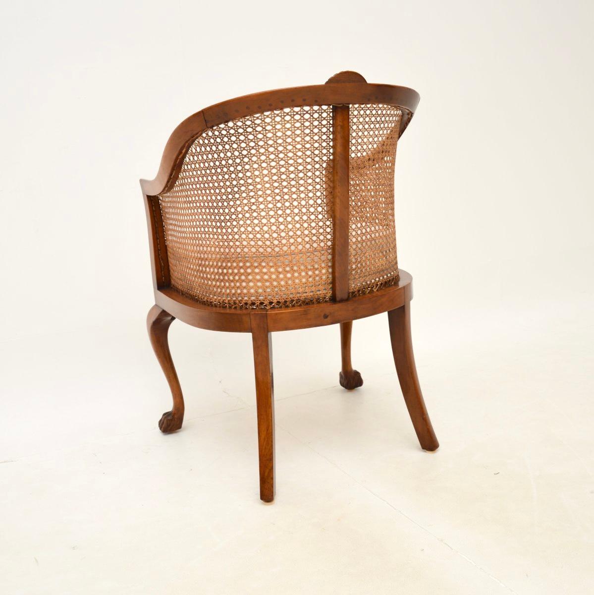 Tissu Fauteuil canné ancien en noyer de l'époque édouardienne en vente