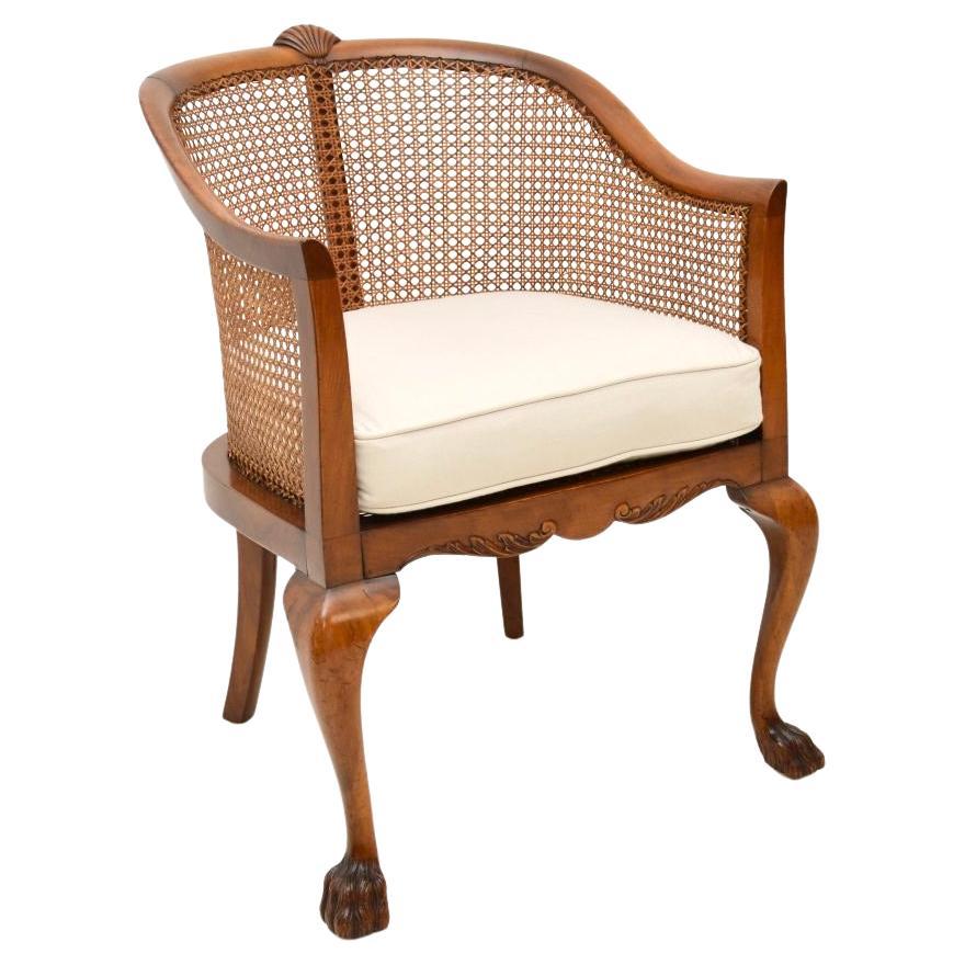 Antiguo sillón eduardiano de madera de nogal con bastones