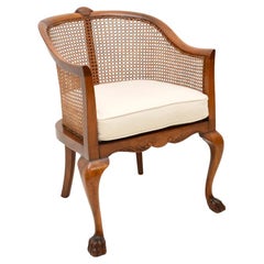 Antiguo sillón eduardiano de madera de nogal con bastones