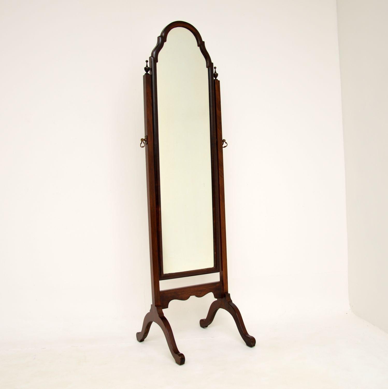 A lovely original antique cheval mirror in walnut. This was made in England, it dates from around 1900-1920.

It has a beautiful design and is of great quality. The mirror is fairly slim, with a domed top at the frame and turned finials at the top