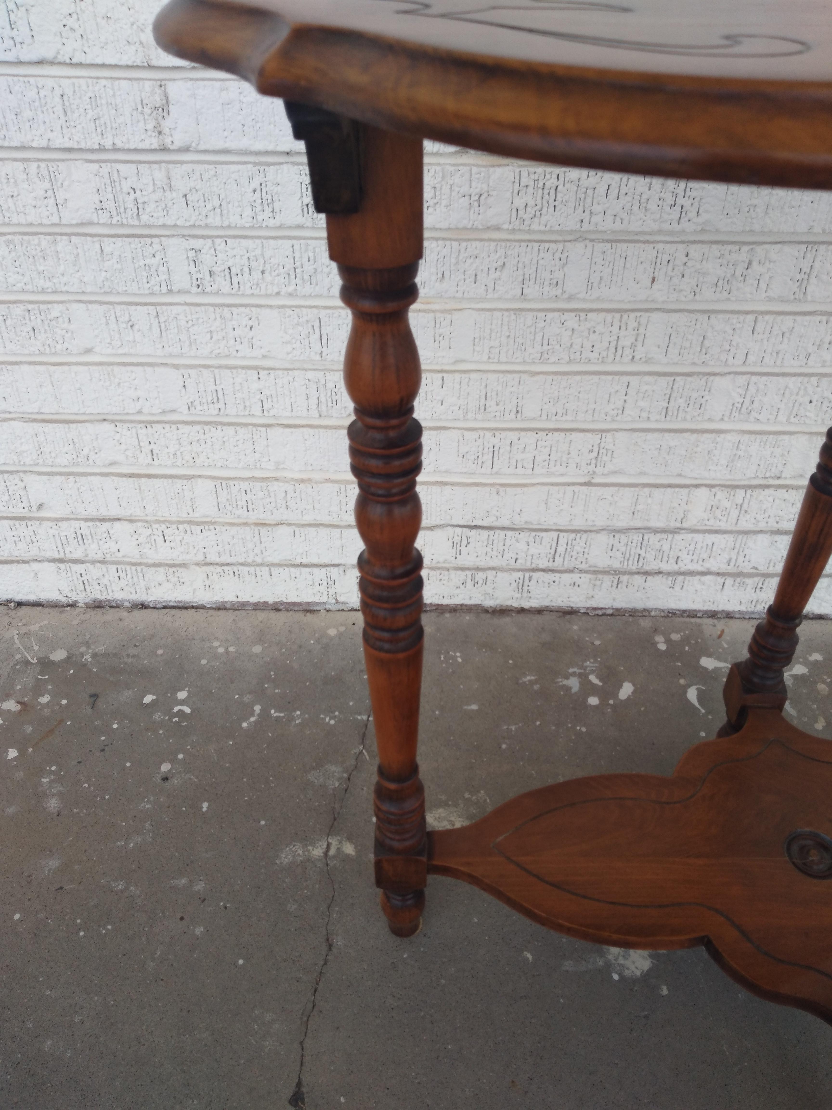 Il s'agit d'une belle table d'appoint édouardienne à deux niveaux. Il est fabriqué en noyer et dispose d'une étagère inférieure pour le rangement. La table repose sur des pieds tournés qui se terminent par des pieds à rotule. La partie supérieure