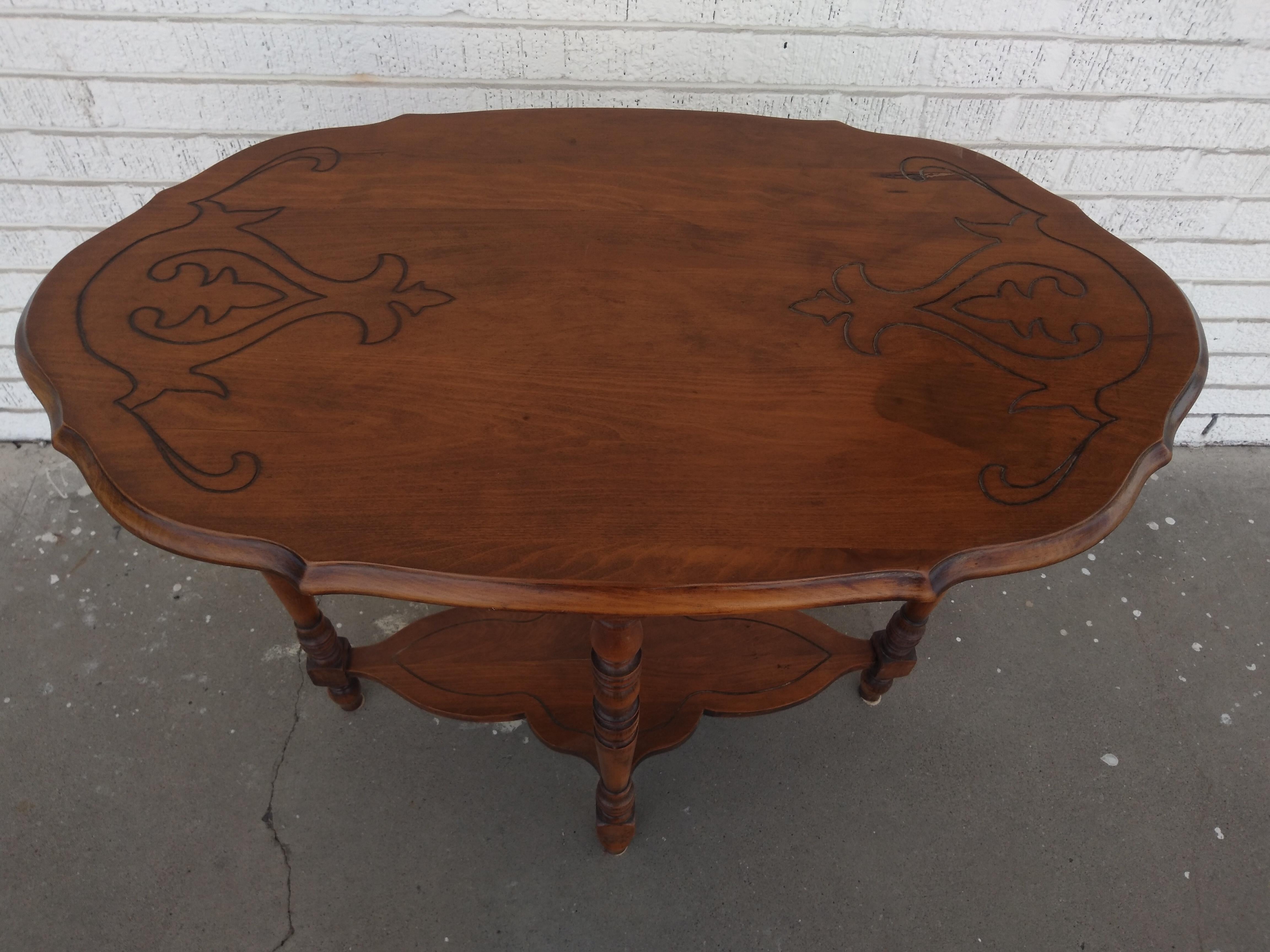 Édouardien Table d'appoint ancienne en noyer de style édouardien en vente