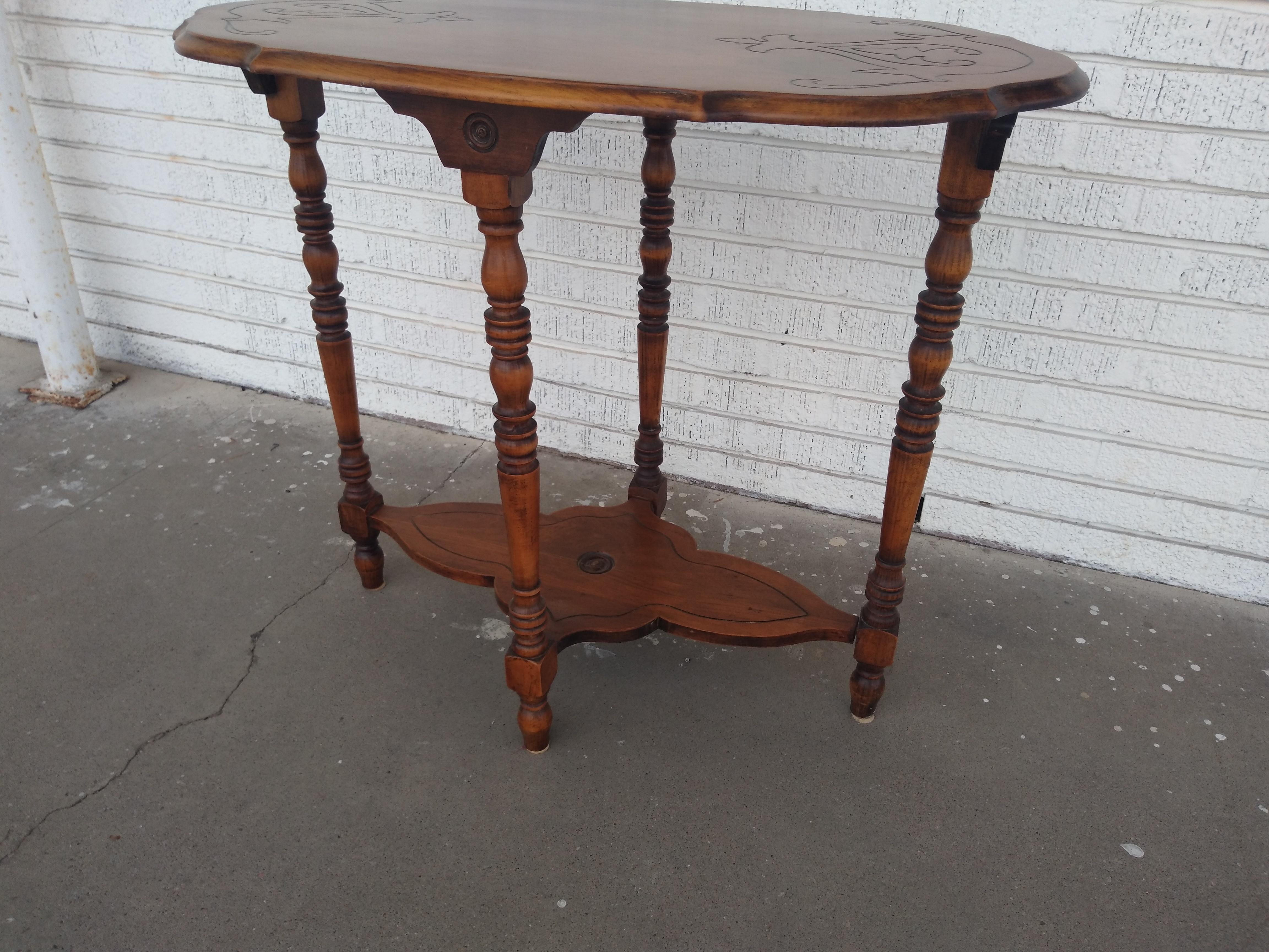 Table d'appoint ancienne en noyer de style édouardien Bon état - En vente à Pasadena, TX