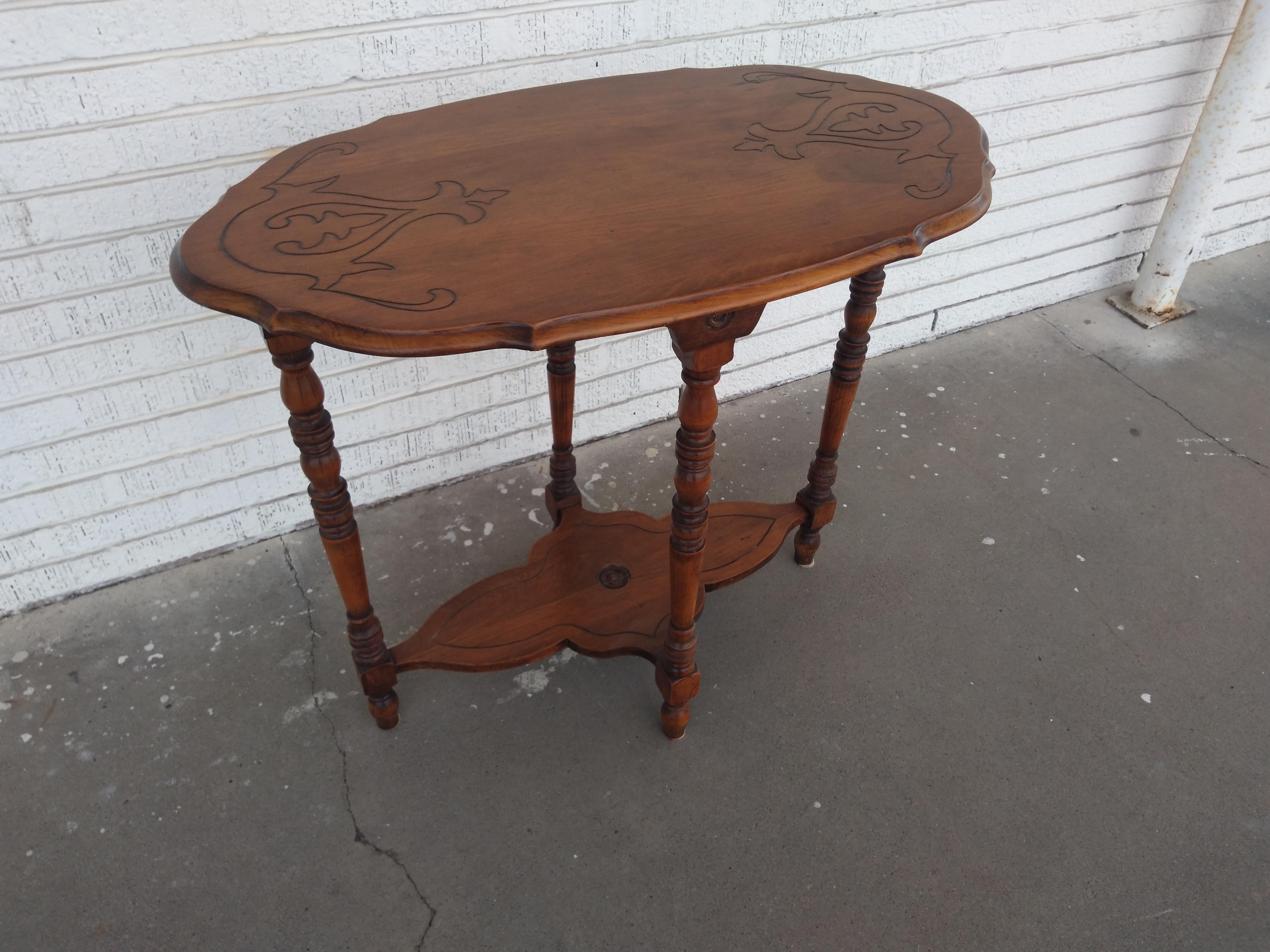 20ième siècle Table d'appoint ancienne en noyer de style édouardien en vente