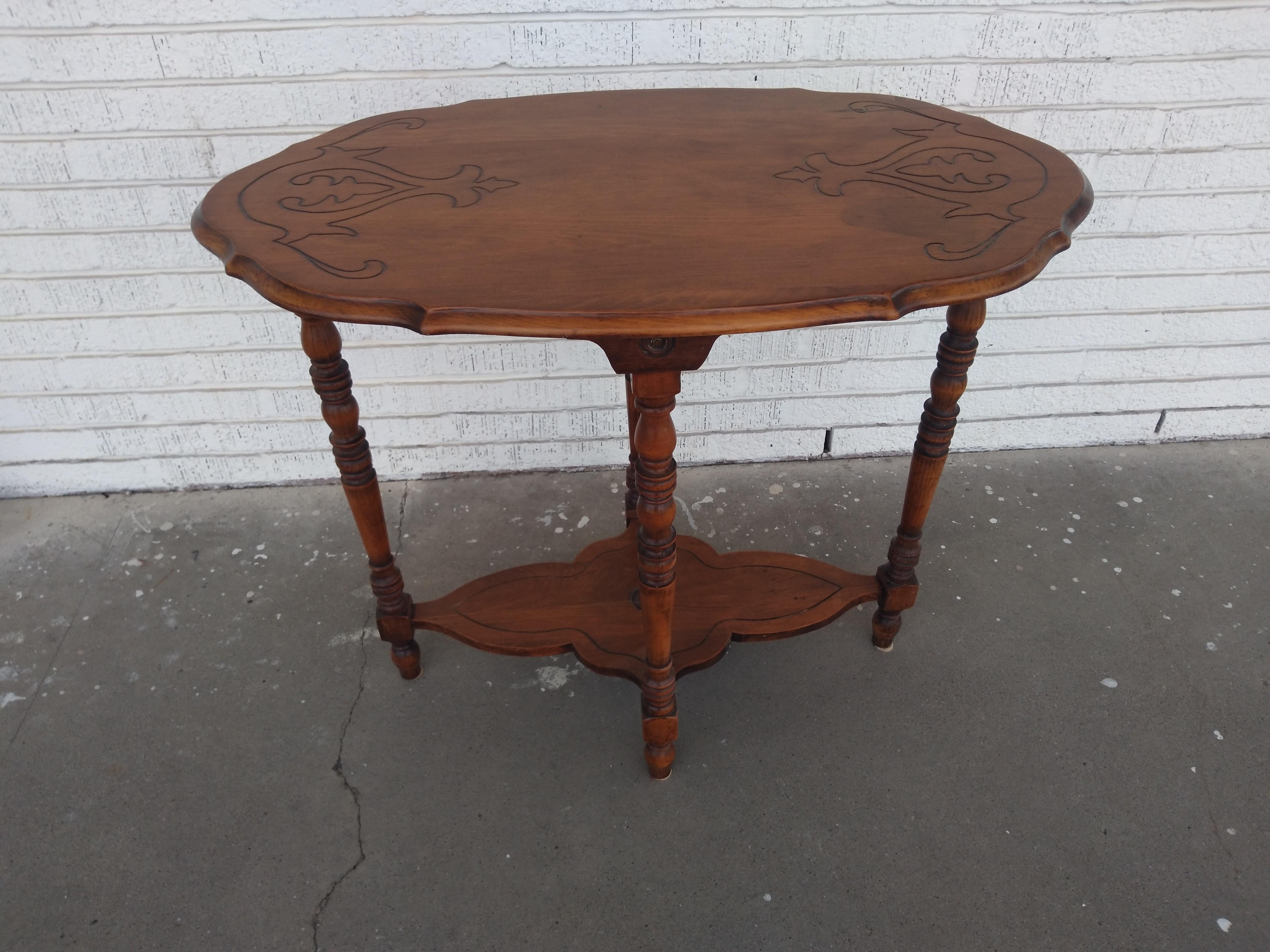 Noyer Table d'appoint ancienne en noyer de style édouardien en vente