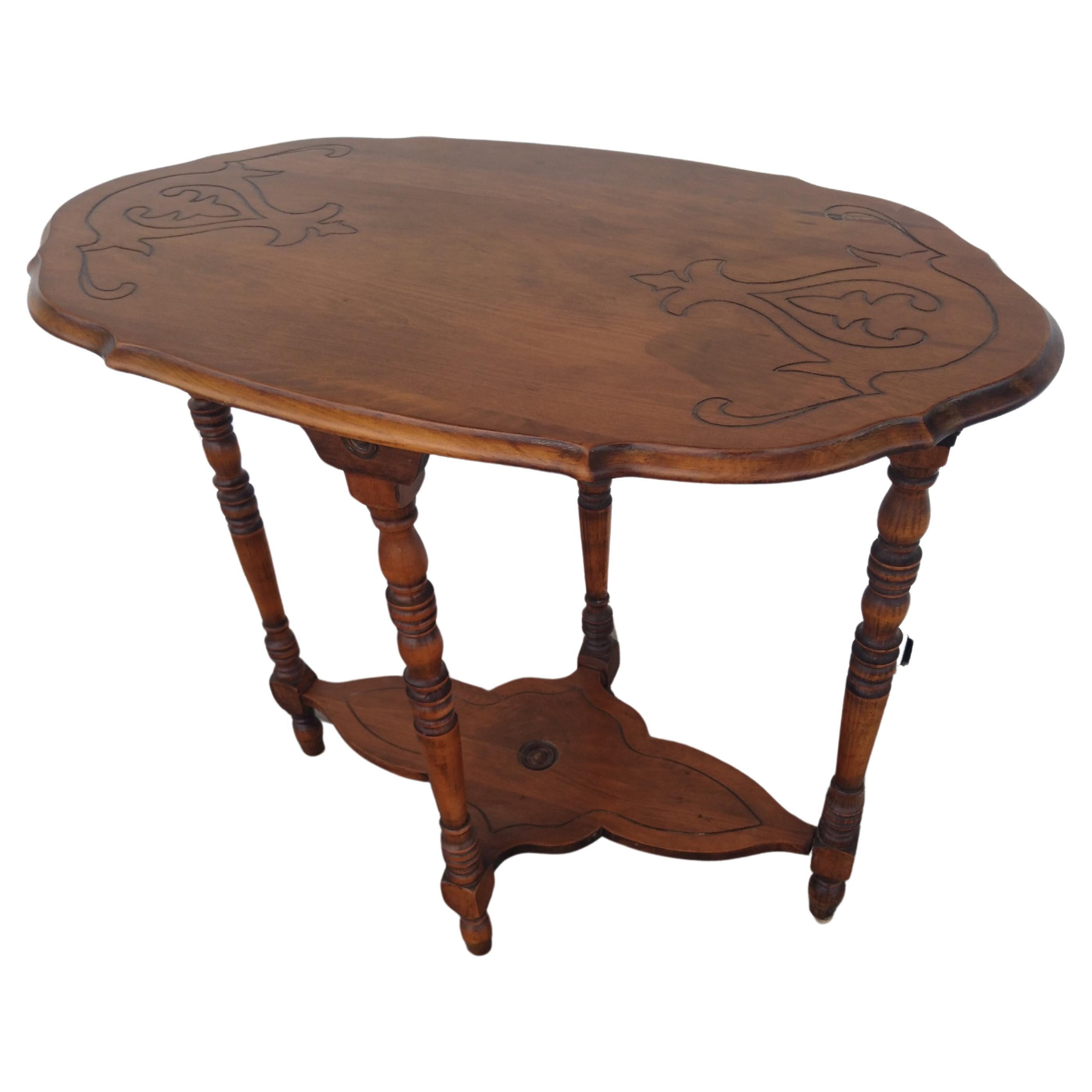 Antiker Edwardianischer Nussbaum Beistelltisch