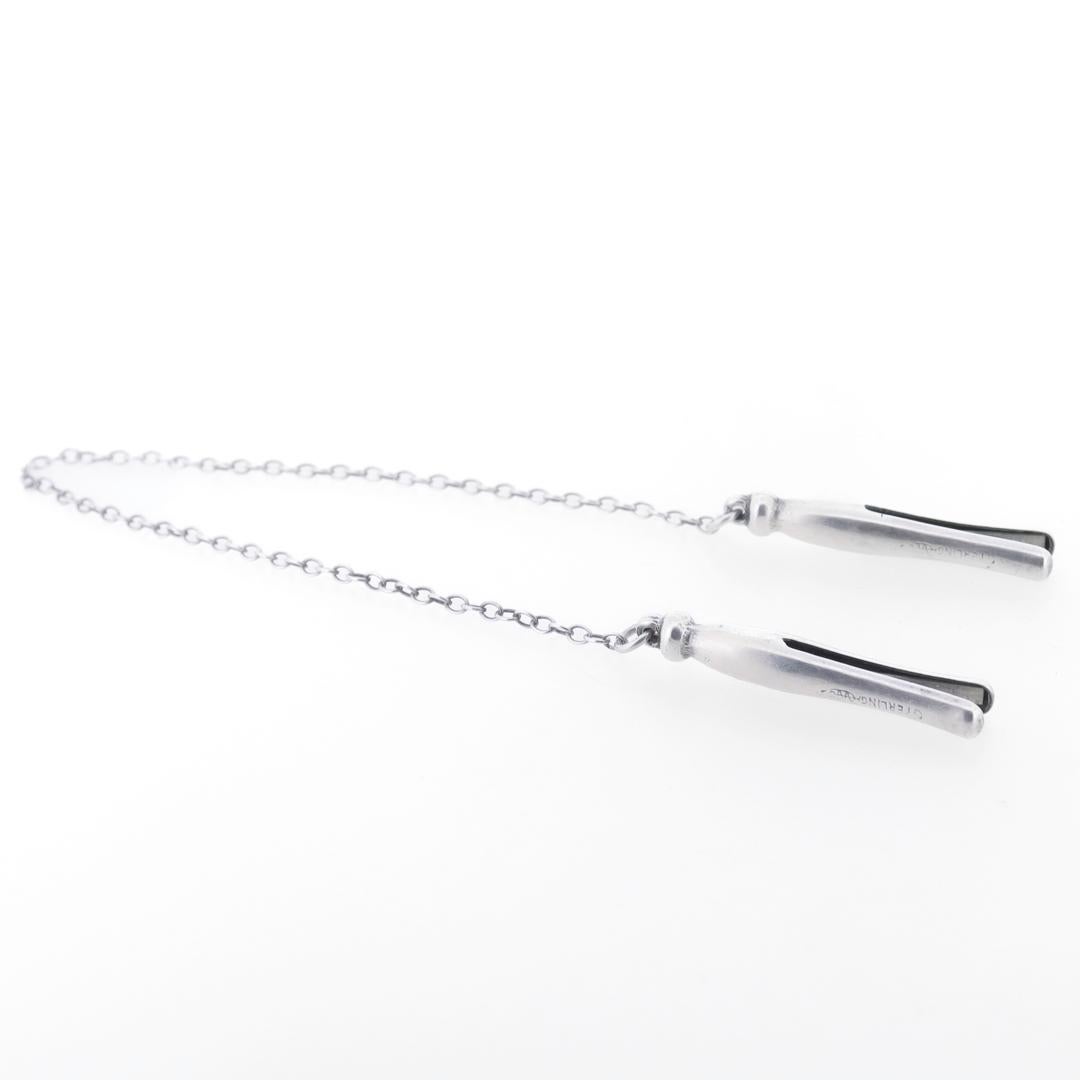 Antiker edwardianischer Webster Sterlingsilber Figuraler Clothespin-Kinderbügelhalter aus Sterlingsilber im Zustand „Gut“ im Angebot in Philadelphia, PA