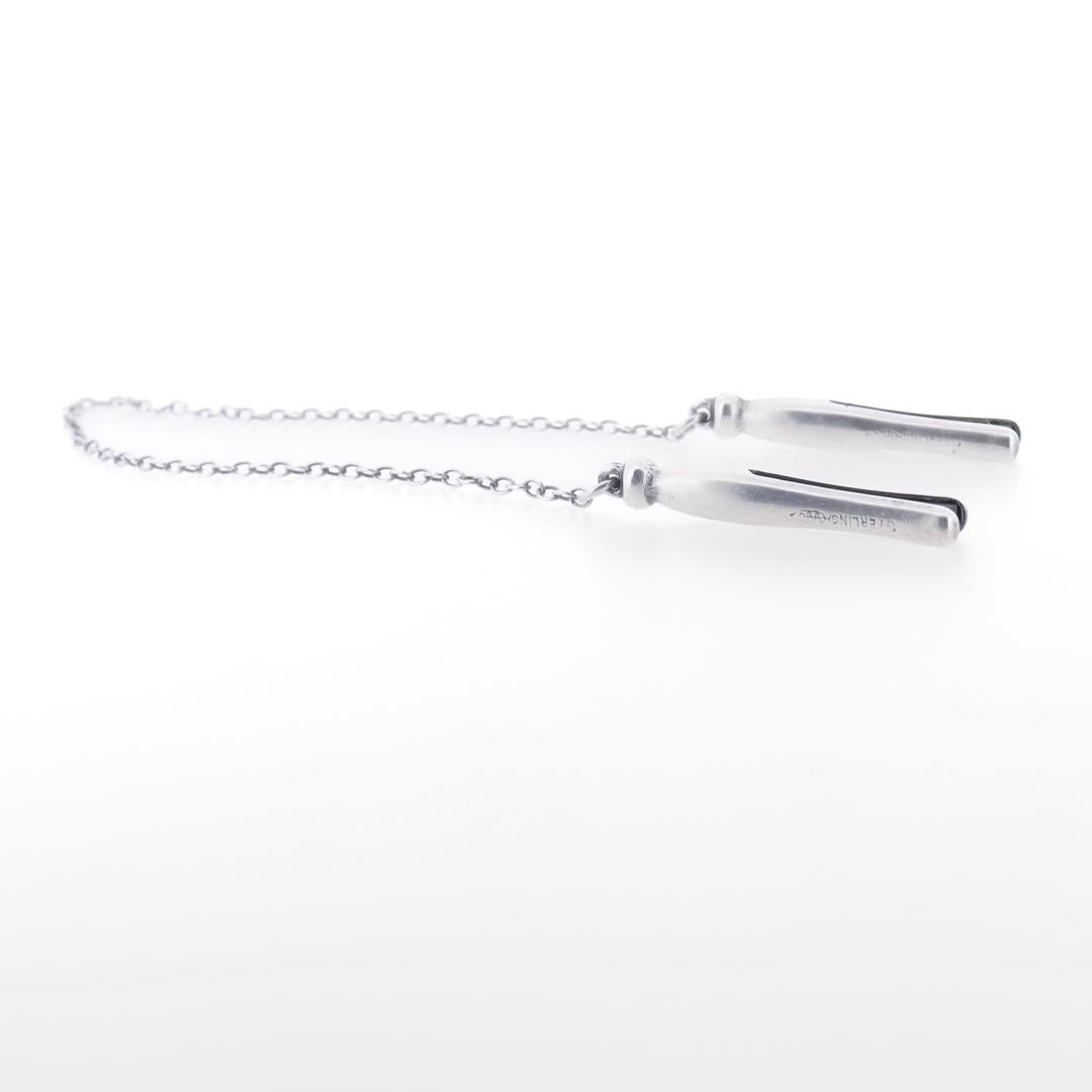 Antiker edwardianischer Webster Sterlingsilber Figuraler Clothespin-Kinderbügelhalter aus Sterlingsilber für Damen oder Herren im Angebot