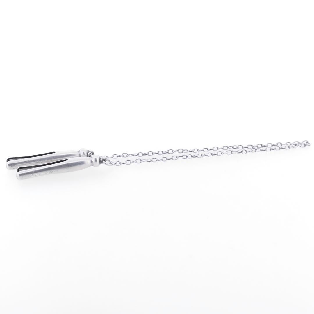 Antiker edwardianischer Webster Sterlingsilber Figuraler Clothespin-Kinderbügelhalter aus Sterlingsilber im Angebot 1