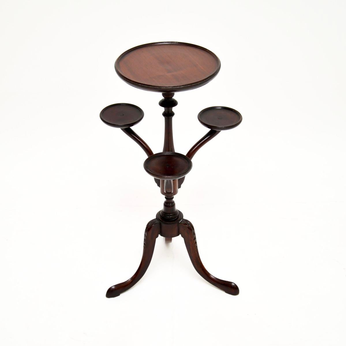 Una elegante y bonita mesa/plantero eduardiano antiguo. Se fabricó en Inglaterra y data aproximadamente del periodo 1900-1910.

Es de magnífica calidad y tiene un diseño muy interesante. Hay una parte superior circular principal con tres partes