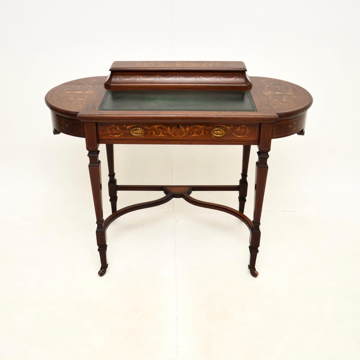Un superbe bureau ancien de l'époque édouardienne. Fabriqué en Angleterre, il date de la période 1900-1910.

Il est d'une qualité exceptionnelle et présente un design magnifique. Le bois est abondamment incrusté de magnifiques motifs floraux en bois