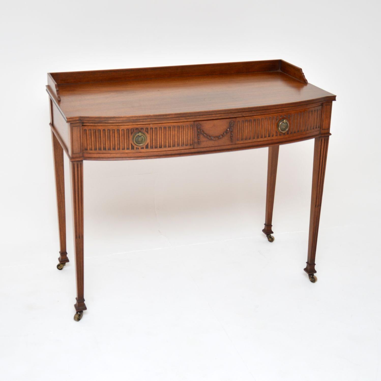 This superb antique Sheraton revival table could be used as a writing table or a side side table. This was made in England, it dates from the 1900-1910 period.

It is extremely well made and is of fantastic quality. The single drawer has beautiful