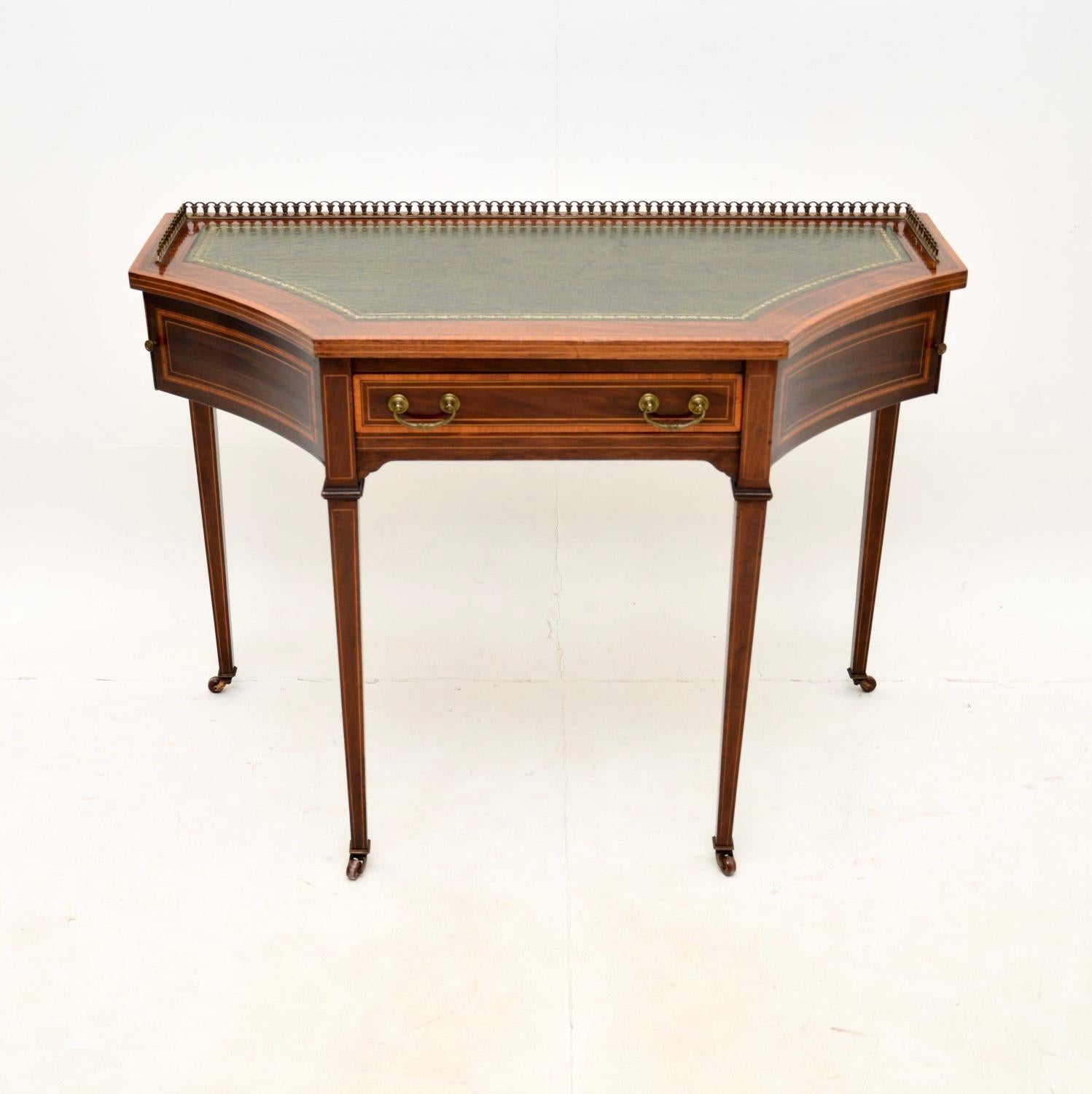 Maravillosa mesa/escritorio eduardiano antiguo. Fabricado en Inglaterra, data del periodo 1900-1910.

Tiene un diseño fantástico y es de magnífica calidad. La encimera, de frentes quebrados, tiene una galería perforada de latón, y se apoya en patas