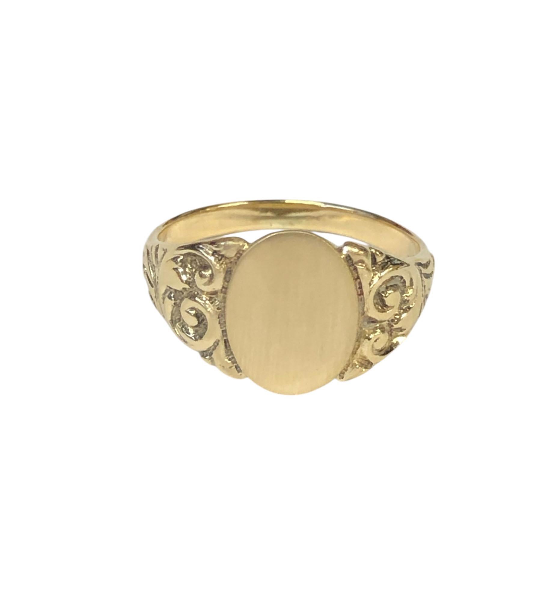 Circa 1915 10k Yellow Gold Signet Ring, le haut mesure 1/2 x 3/8 inch, pèse 3.3 Grammes et a des côtés lourdement ciselés. Taille des doigts 7 1/4. 