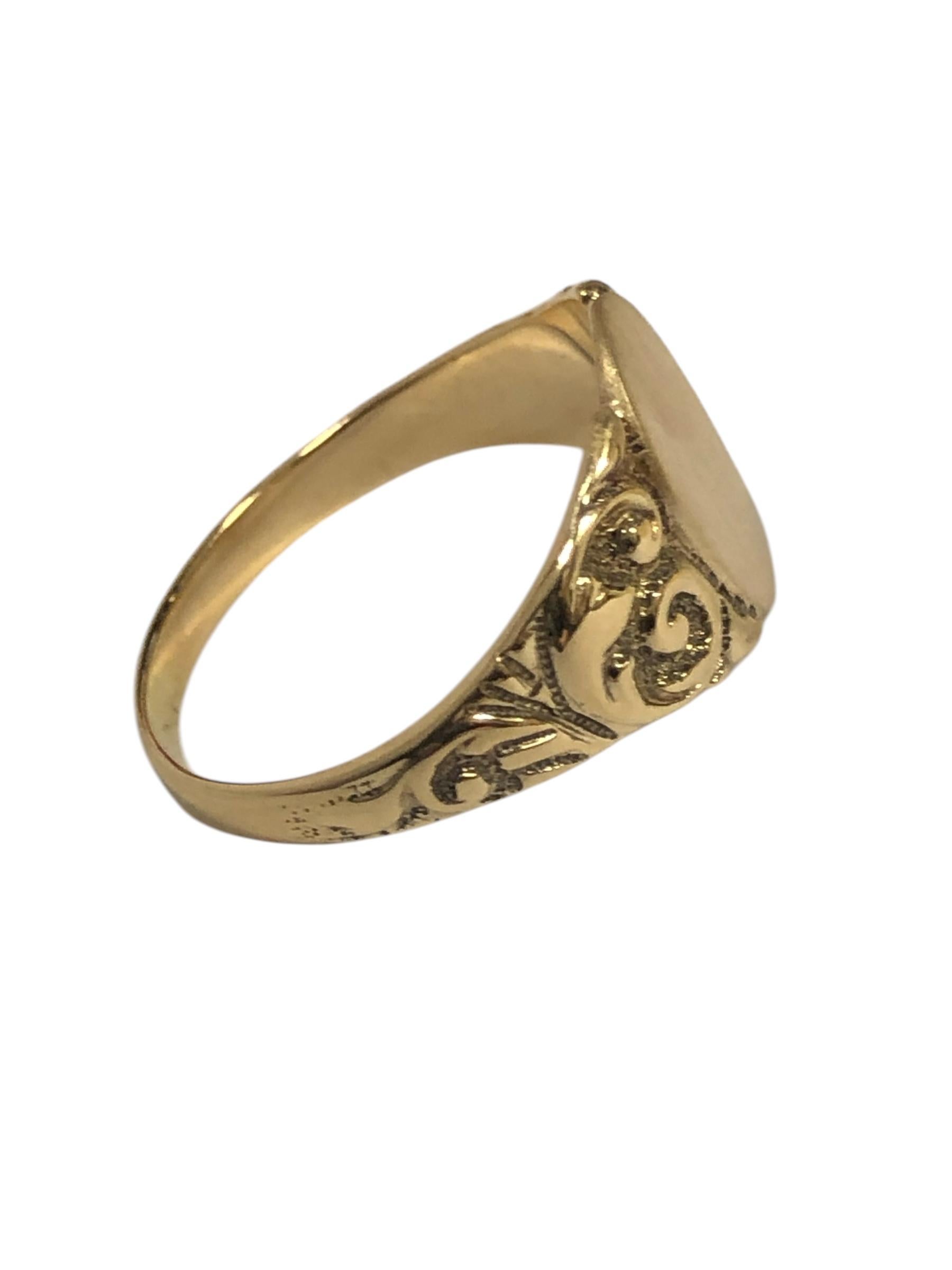 Bague de chevalière ancienne en or jaune de l'époque édouardienne Excellent état - En vente à Chicago, IL