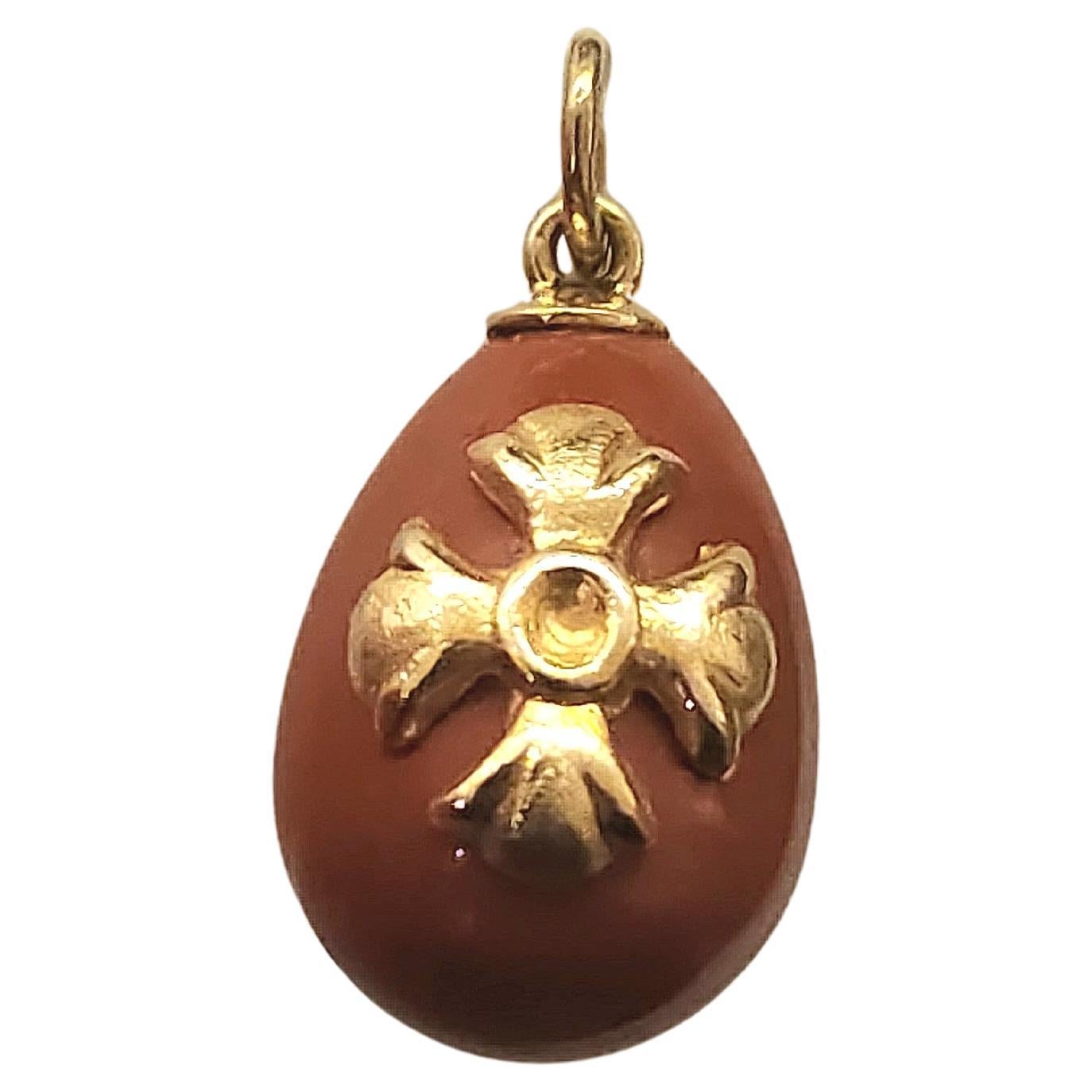 Ciondolo a forma di uovo di Agat di epoca edoardiana sormontato da una croce d'oro 18k contrassegnata dal numero 750 e dal marchio iniziale del produttore. Lunghezza totale dell'uovo 2 cm.