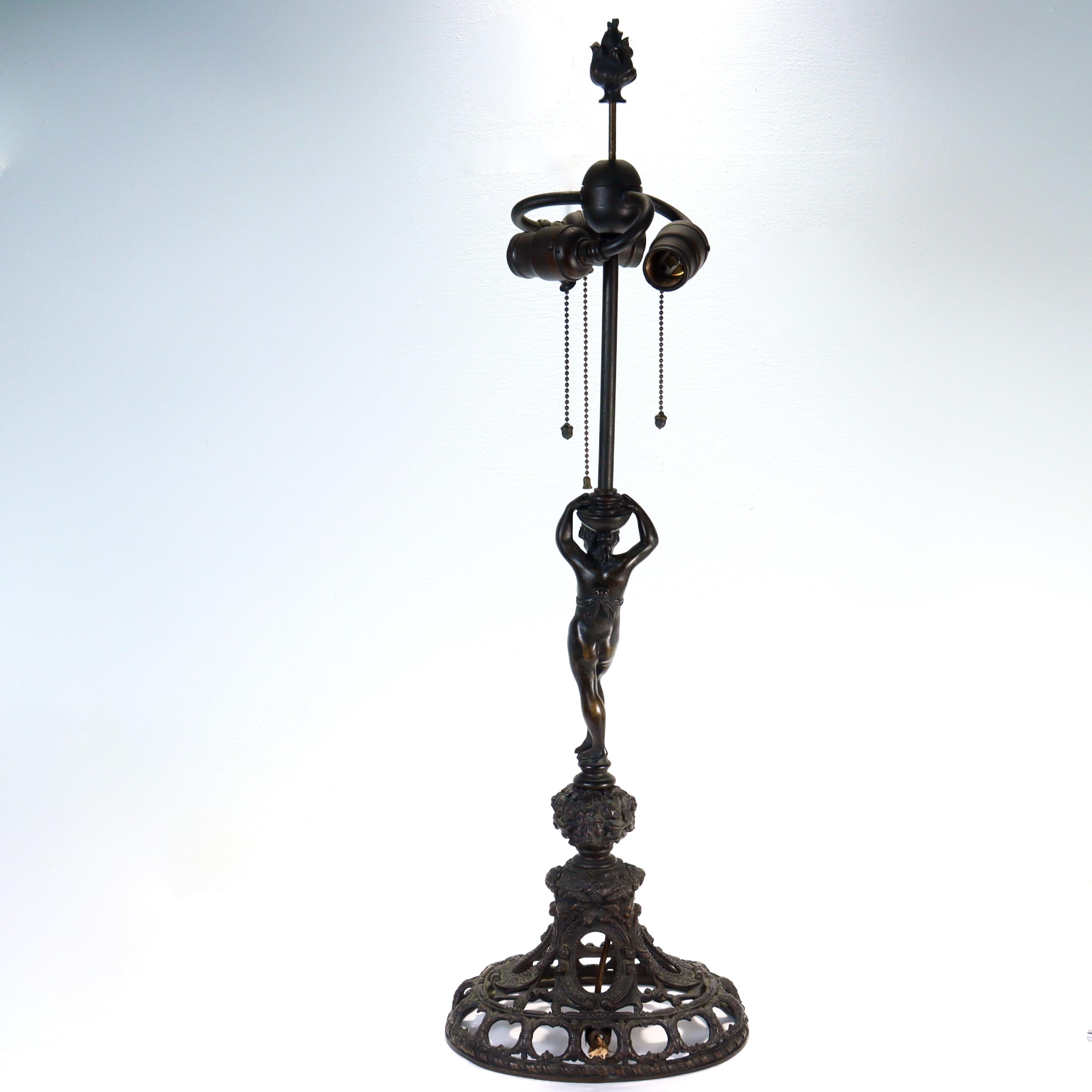 Americano Antico E. F. A. Lampada da tavolo Caldwell in bronzo con cherubino in vendita