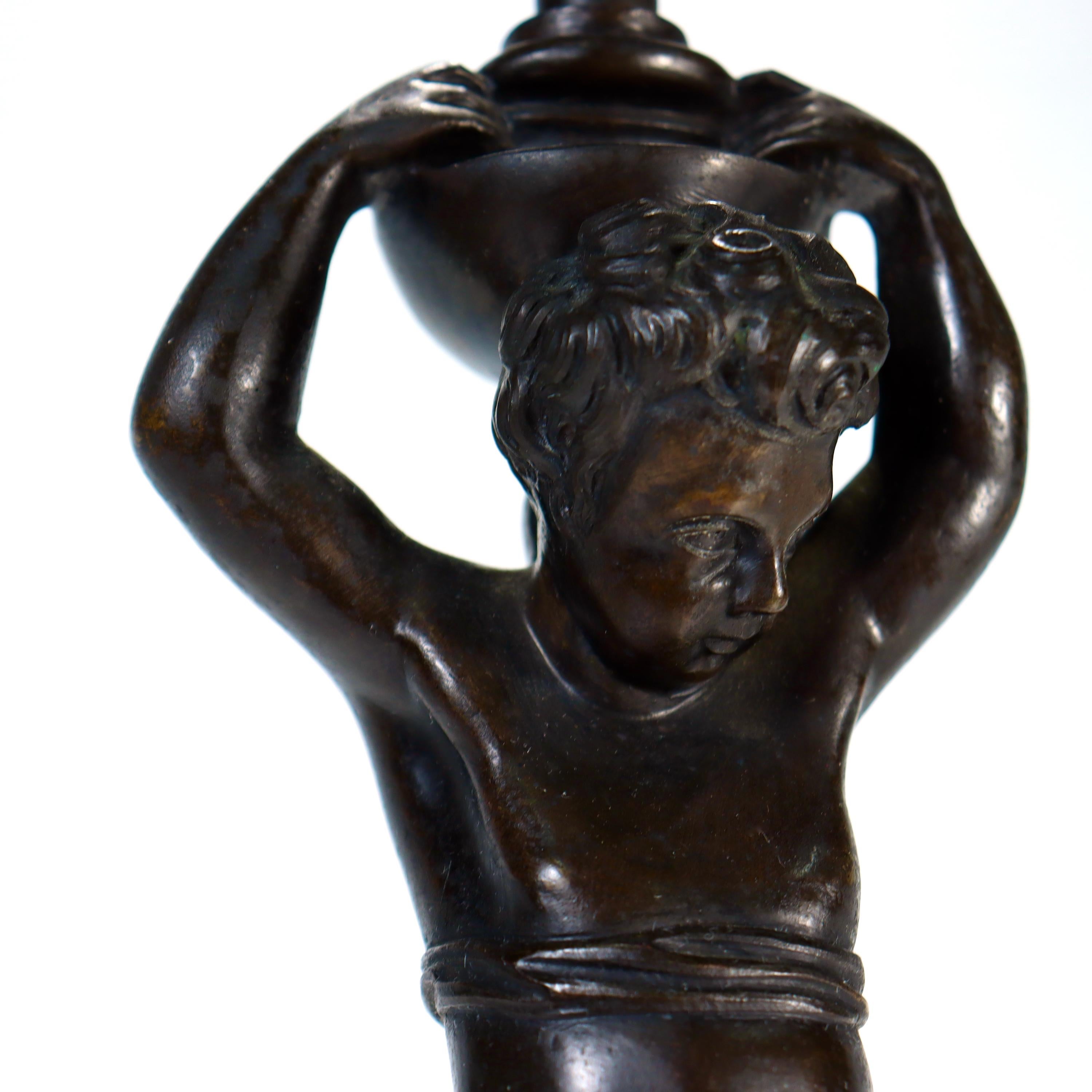 Bronzo Antico E. F. A. Lampada da tavolo Caldwell in bronzo con cherubino in vendita