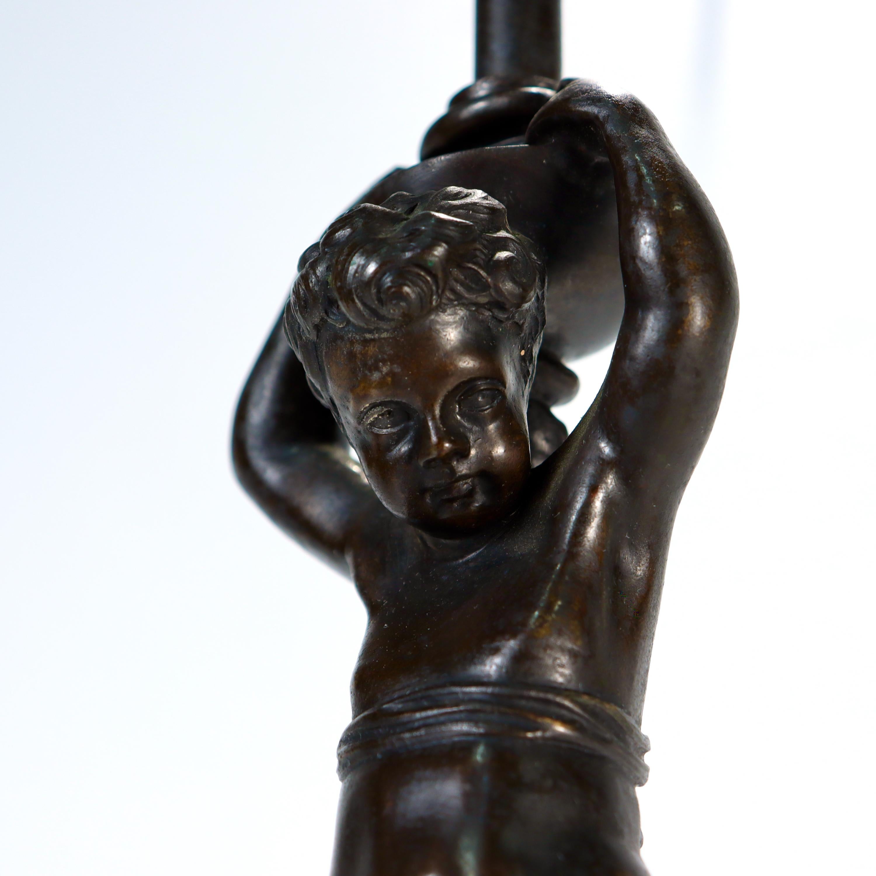 Antico E. F. A. Lampada da tavolo Caldwell in bronzo con cherubino in vendita 1