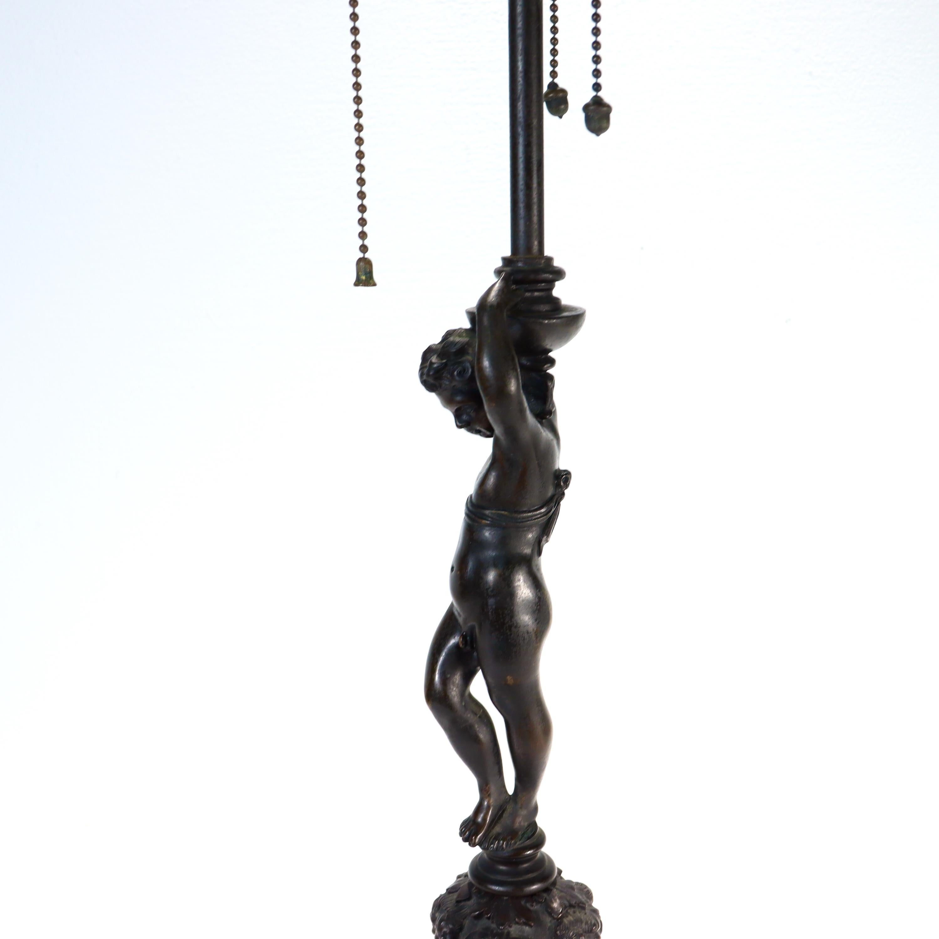 Antico E. F. A. Lampada da tavolo Caldwell in bronzo con cherubino in vendita 2