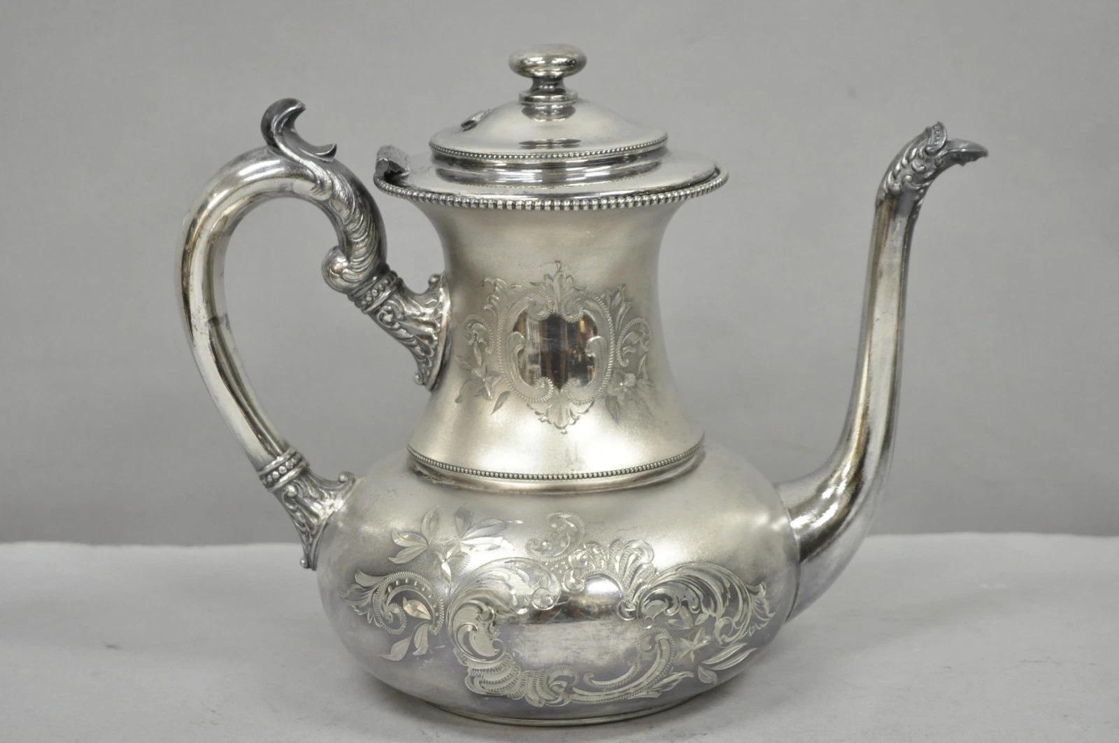 Service à thé ancien en argent repoussé, plaqué Egli, 3 pièces. Circa Early 20th Century. Dimensions : La plus grande pièce : 8