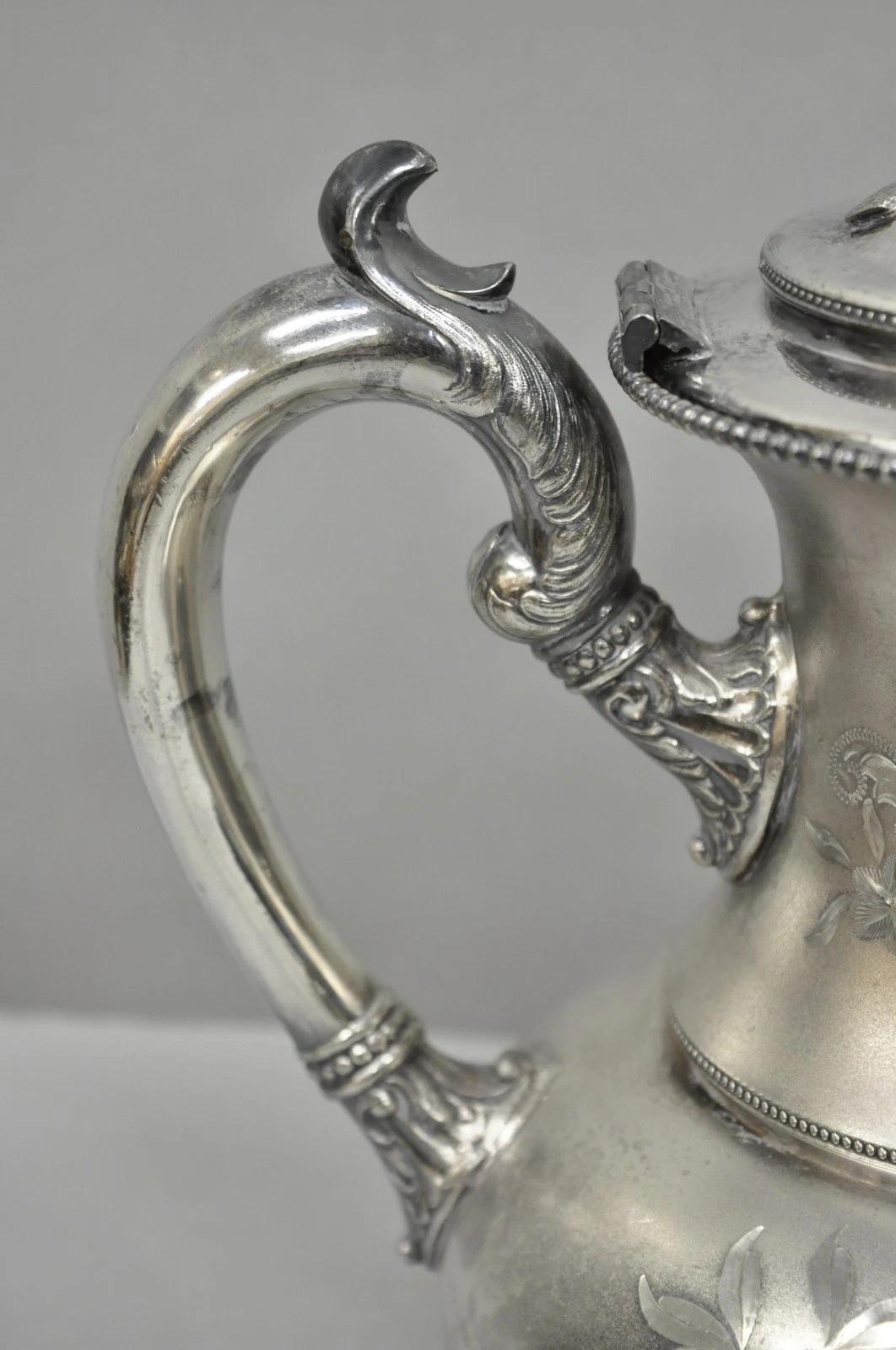 20ième siècle Service à thé ancien en argent repoussé, plaqué Egli, Art Nouveau - 3 pièces en vente