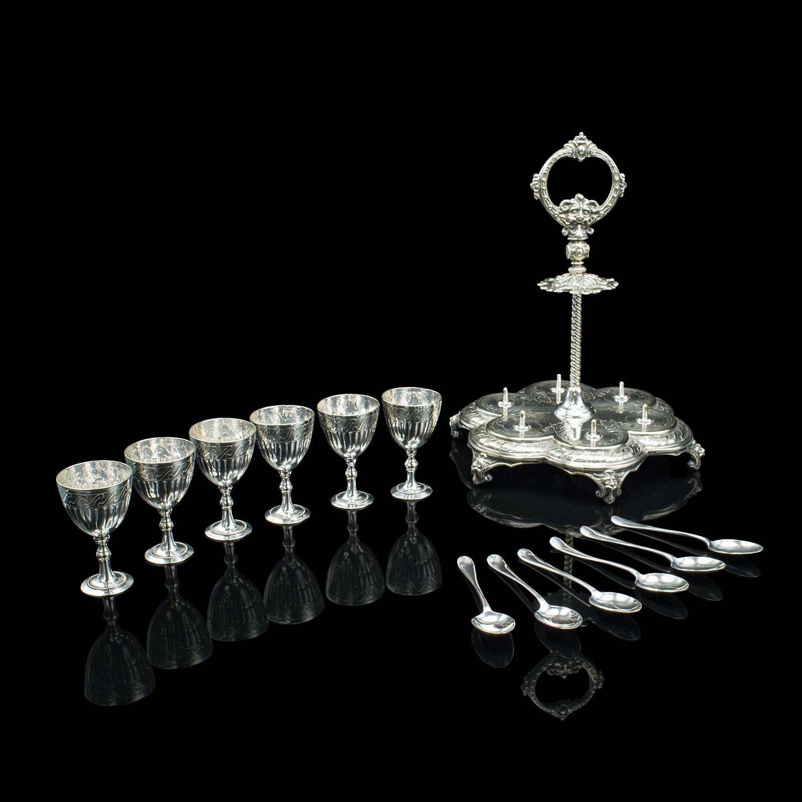 
Si tratta di un antico carosello di portauovo. Un servizio da colazione inglese placcato in argento di Mappin & Webb, risalente al tardo periodo vittoriano, circa 1900.

Superbo centrotavola per la colazione per 6 persone, con decorazione