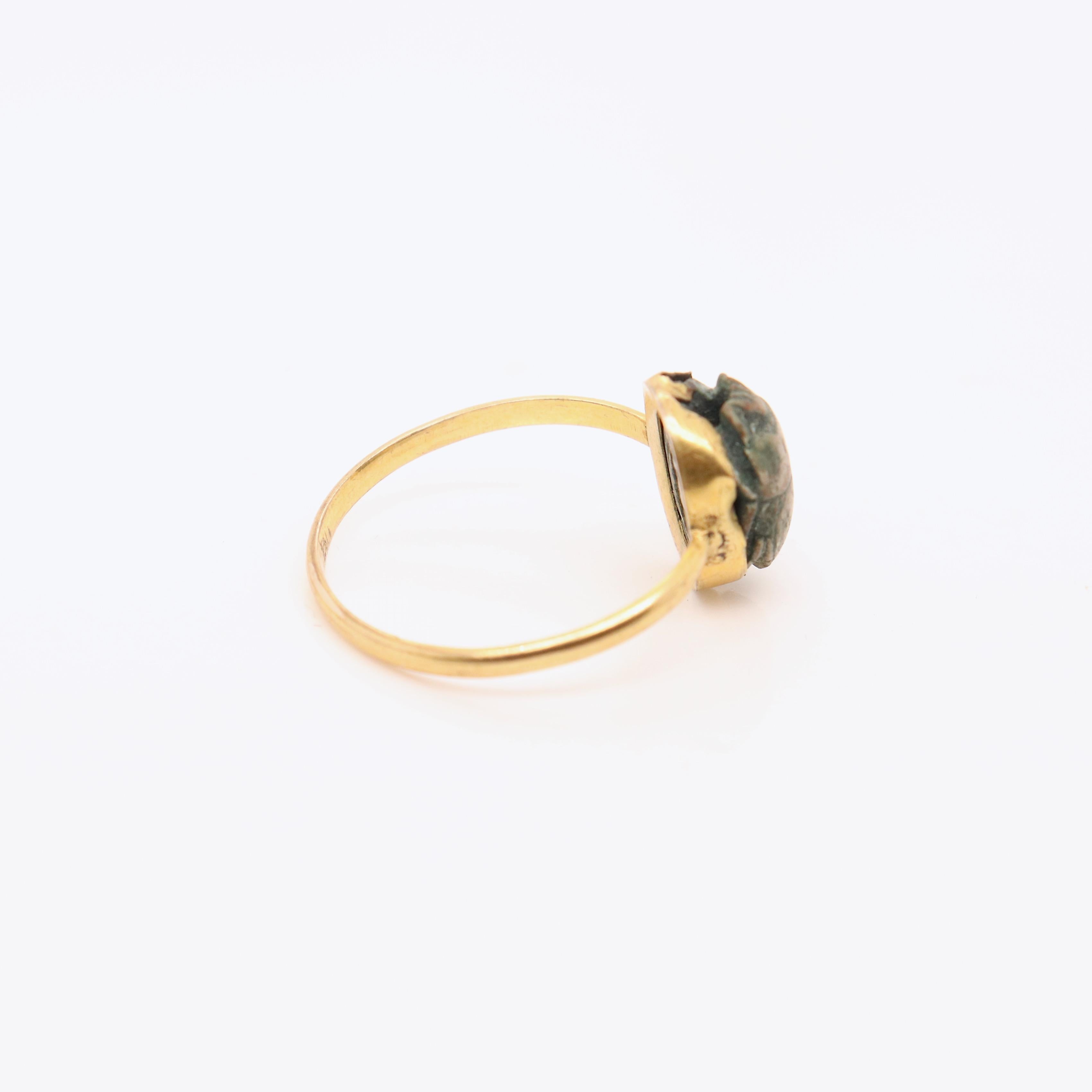 Antike ägyptische Gold & Fayence Keramik Skarabäus Ring (Neuägyptisch) im Angebot