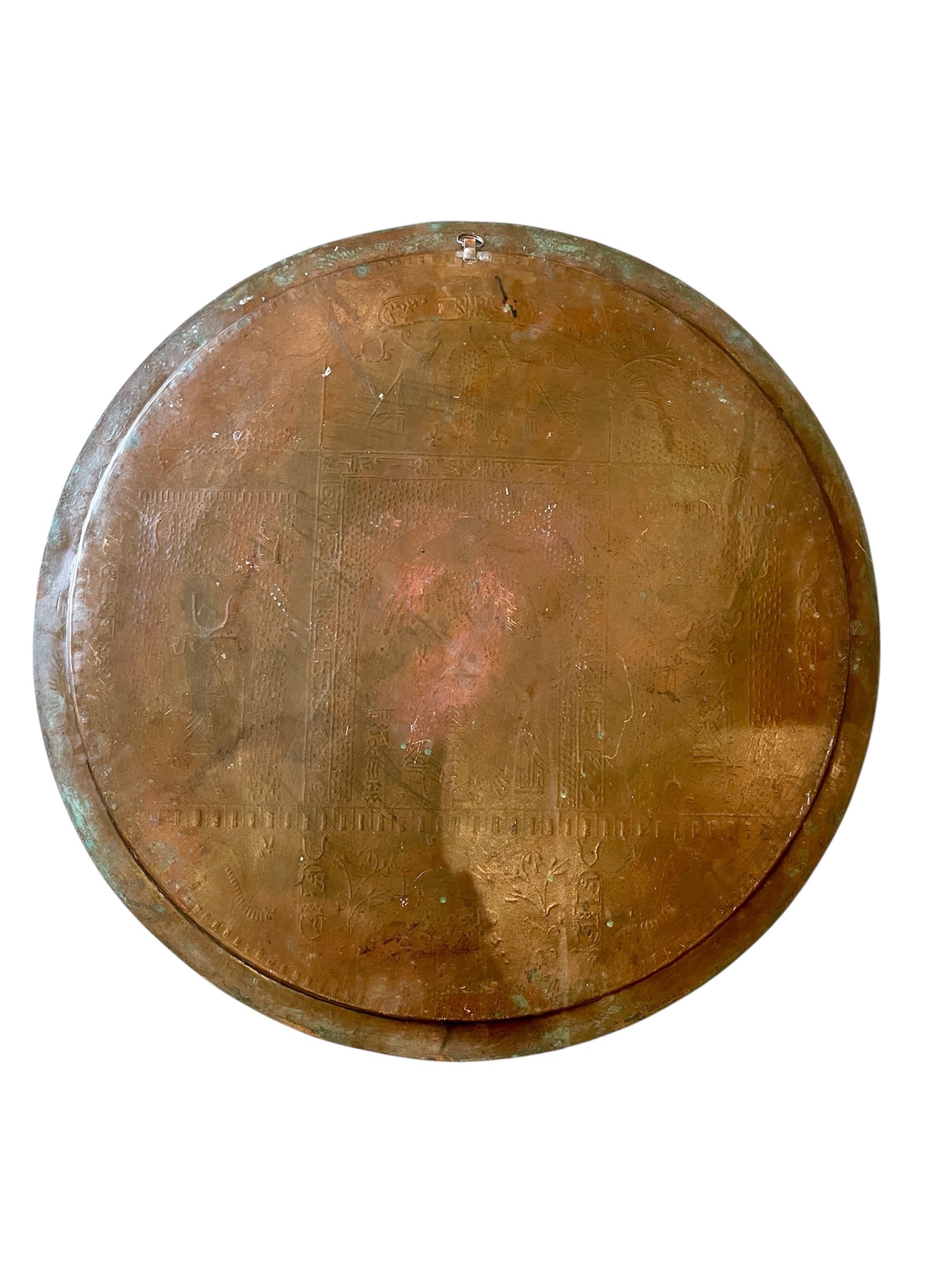 Ci piace questo impressionante vassoio rotondo in rame massiccio del primo Novecento, in stile revival egiziano, con il suo ampio bordo. È decorato con un'elaborata storia geroglifica incisa e sarebbe favoloso se fosse appeso alla parete o su un