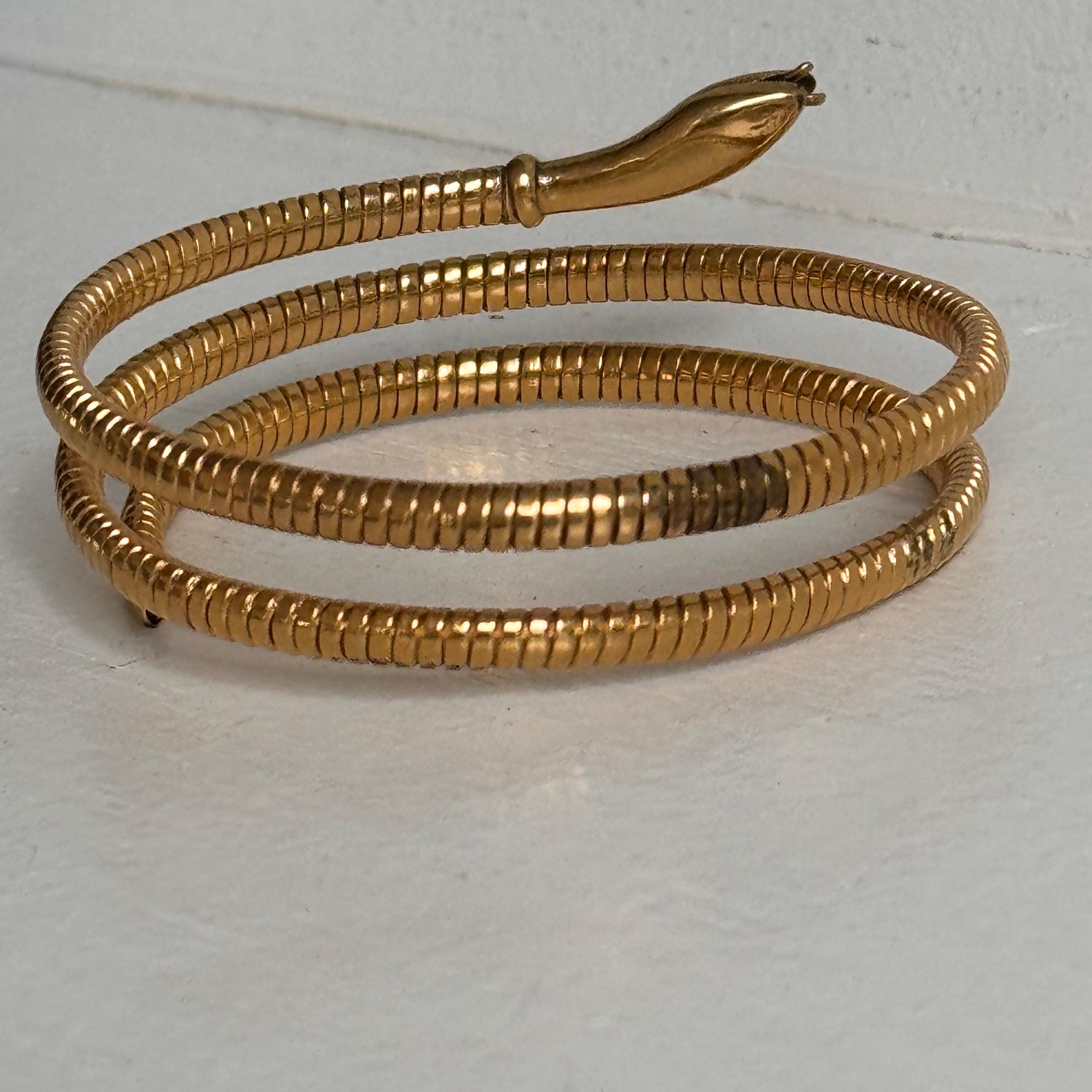 Antico bracciale egiziano revival in oro con smalto e serpente a spirale in vendita 5