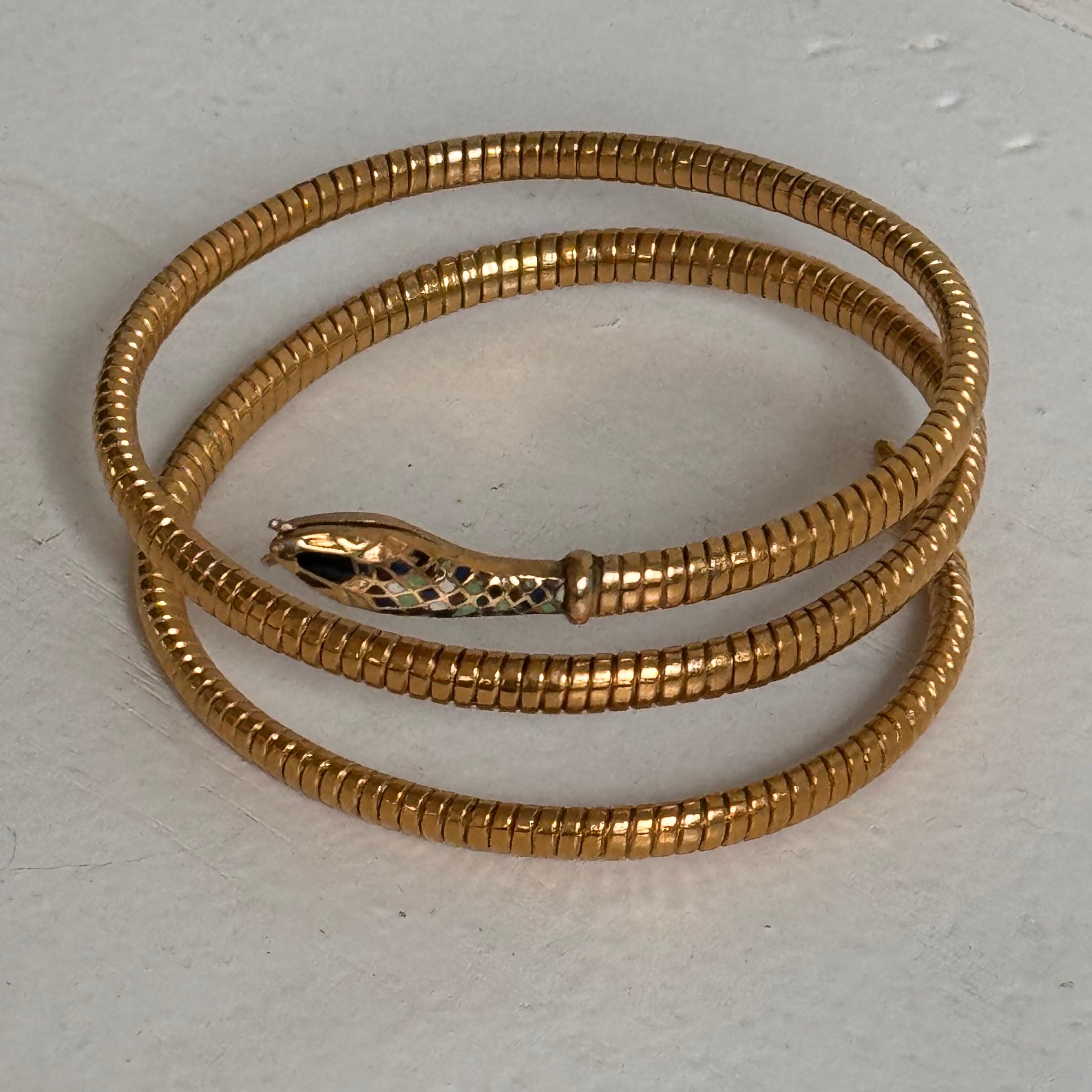 Antico bracciale egiziano revival in oro con smalto e serpente a spirale in vendita 6