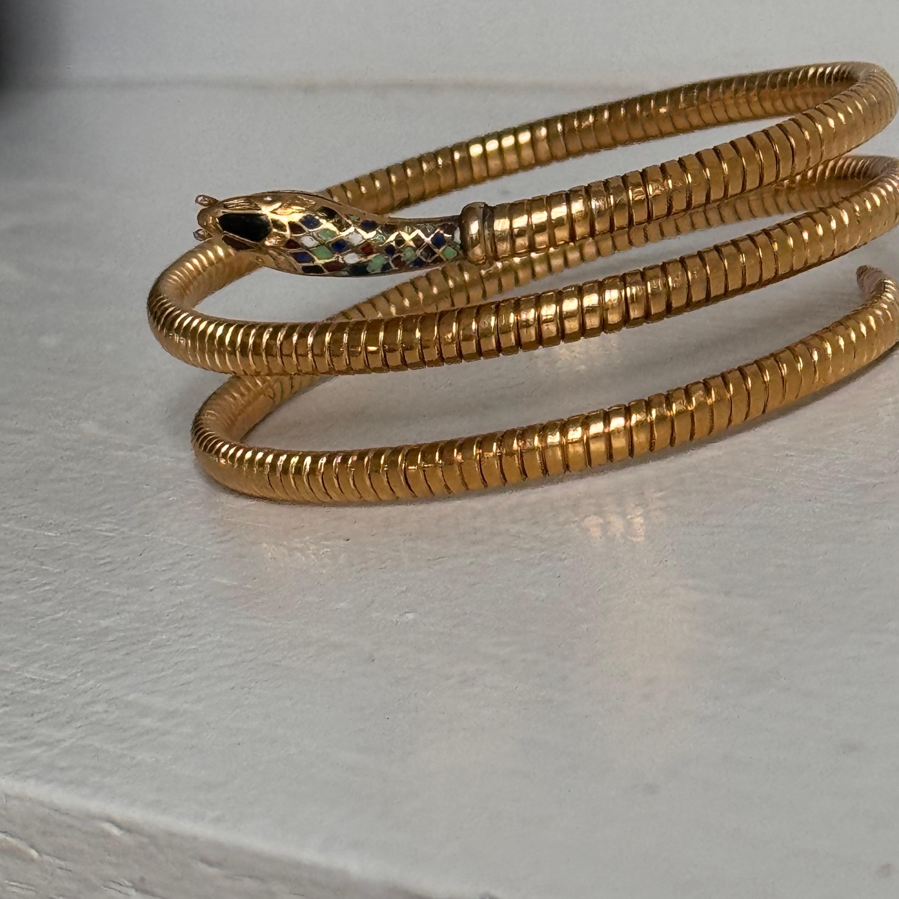 Antico bracciale egiziano revival in oro con smalto e serpente a spirale in vendita 7