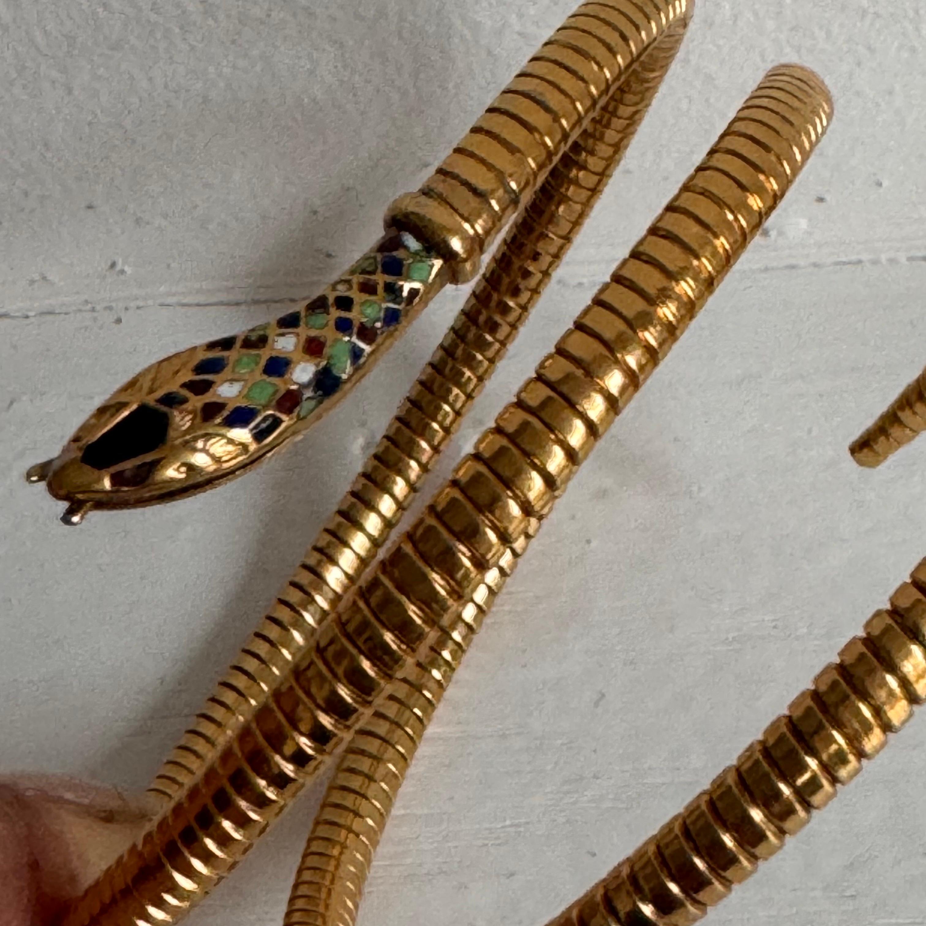 Antico bracciale egiziano revival in oro con smalto e serpente a spirale in vendita 8