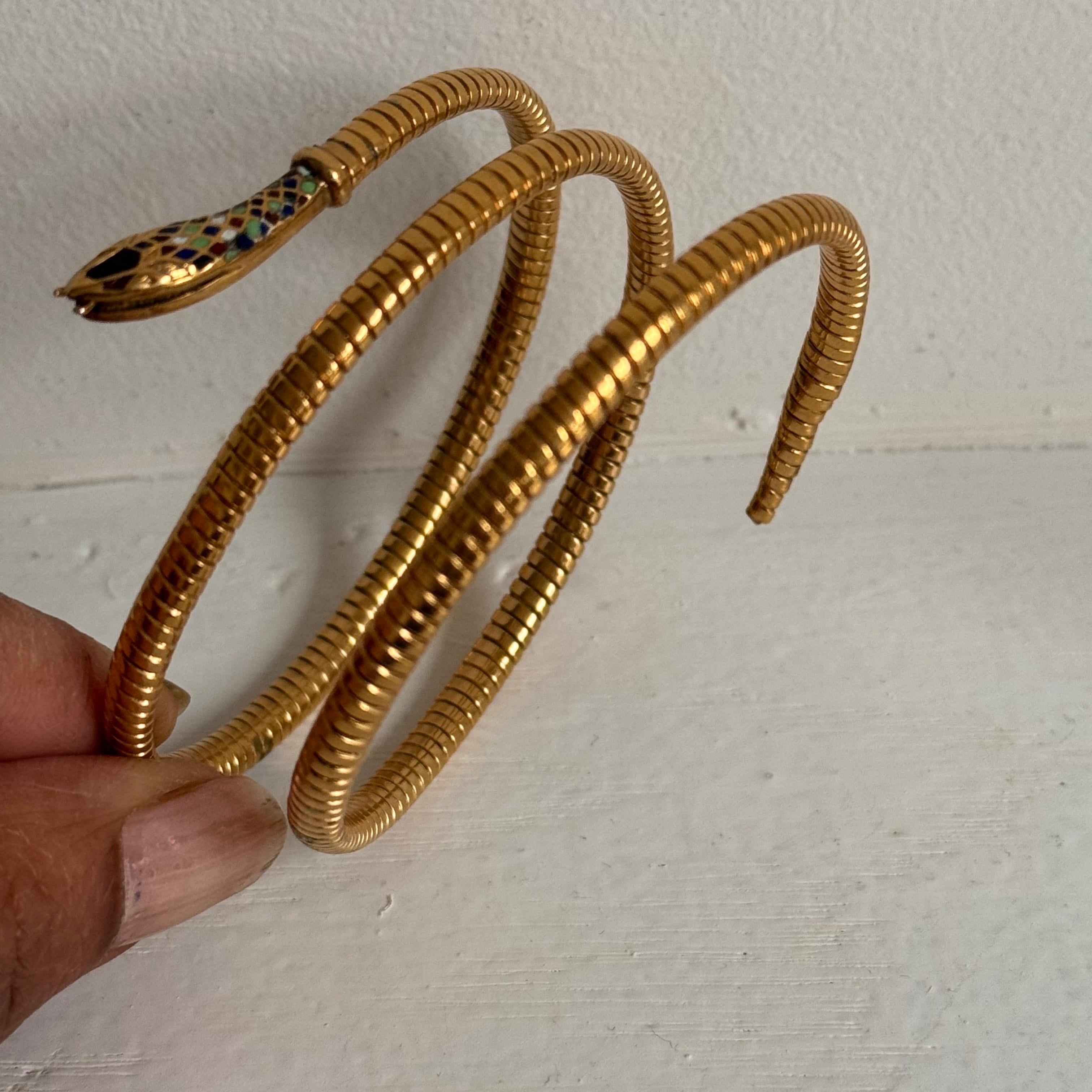 Antico bracciale egiziano revival in oro con smalto e serpente a spirale in vendita 9