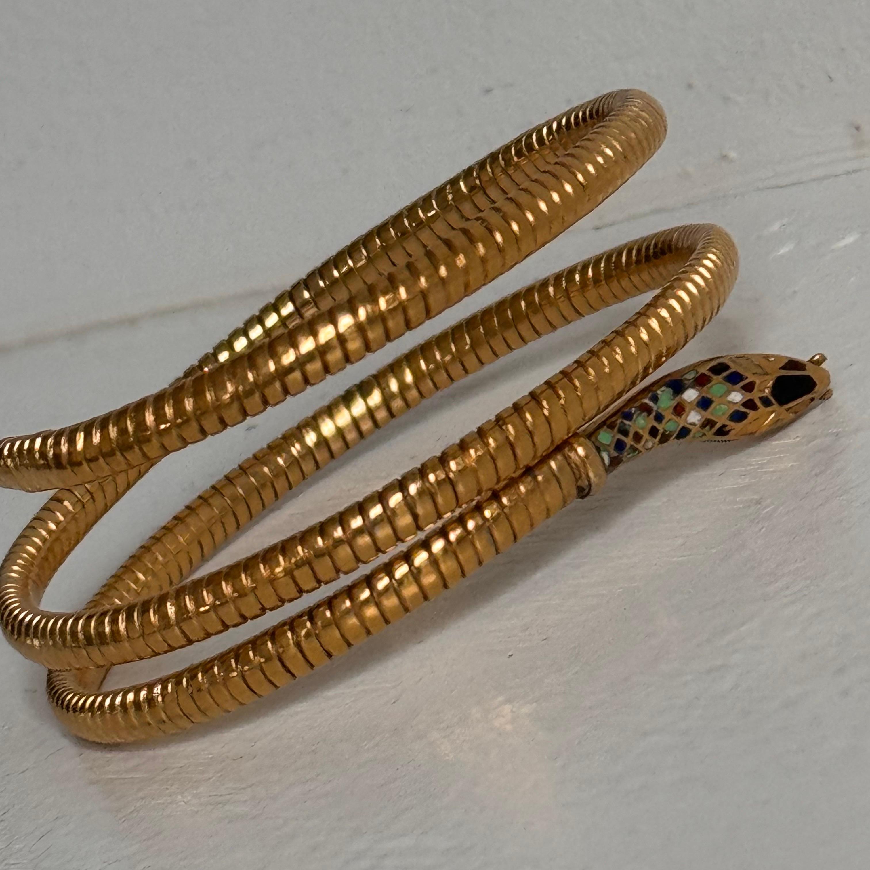 Antico bracciale egiziano revival in oro con smalto e serpente a spirale in vendita 11