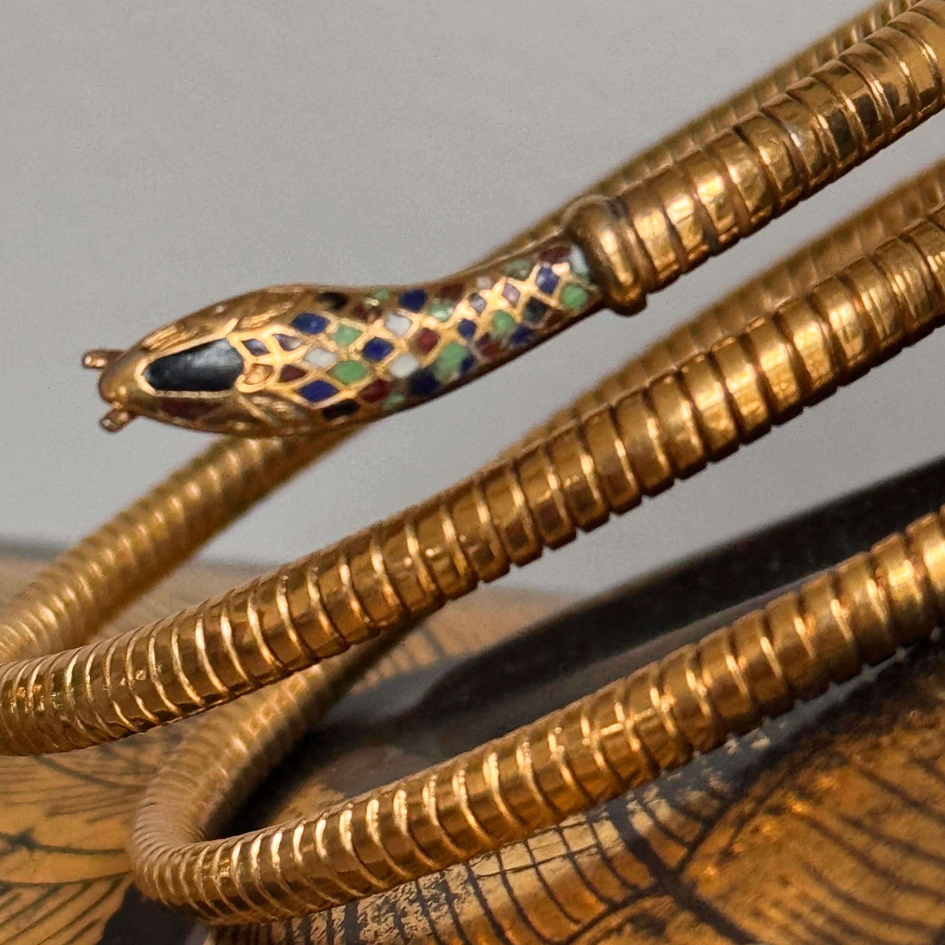 Donna Antico bracciale egiziano revival in oro con smalto e serpente a spirale in vendita