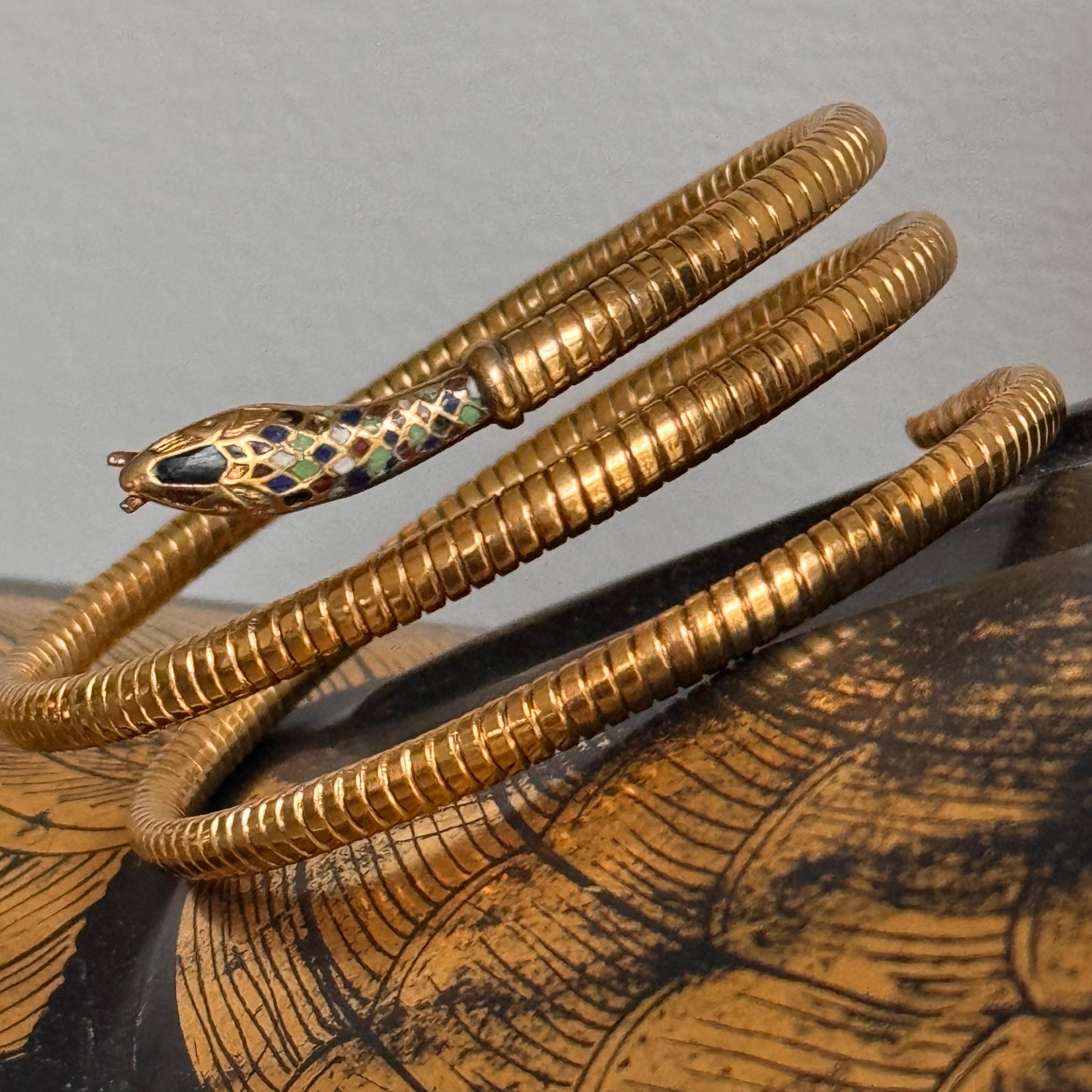 Antico bracciale egiziano revival in oro con smalto e serpente a spirale in vendita 2