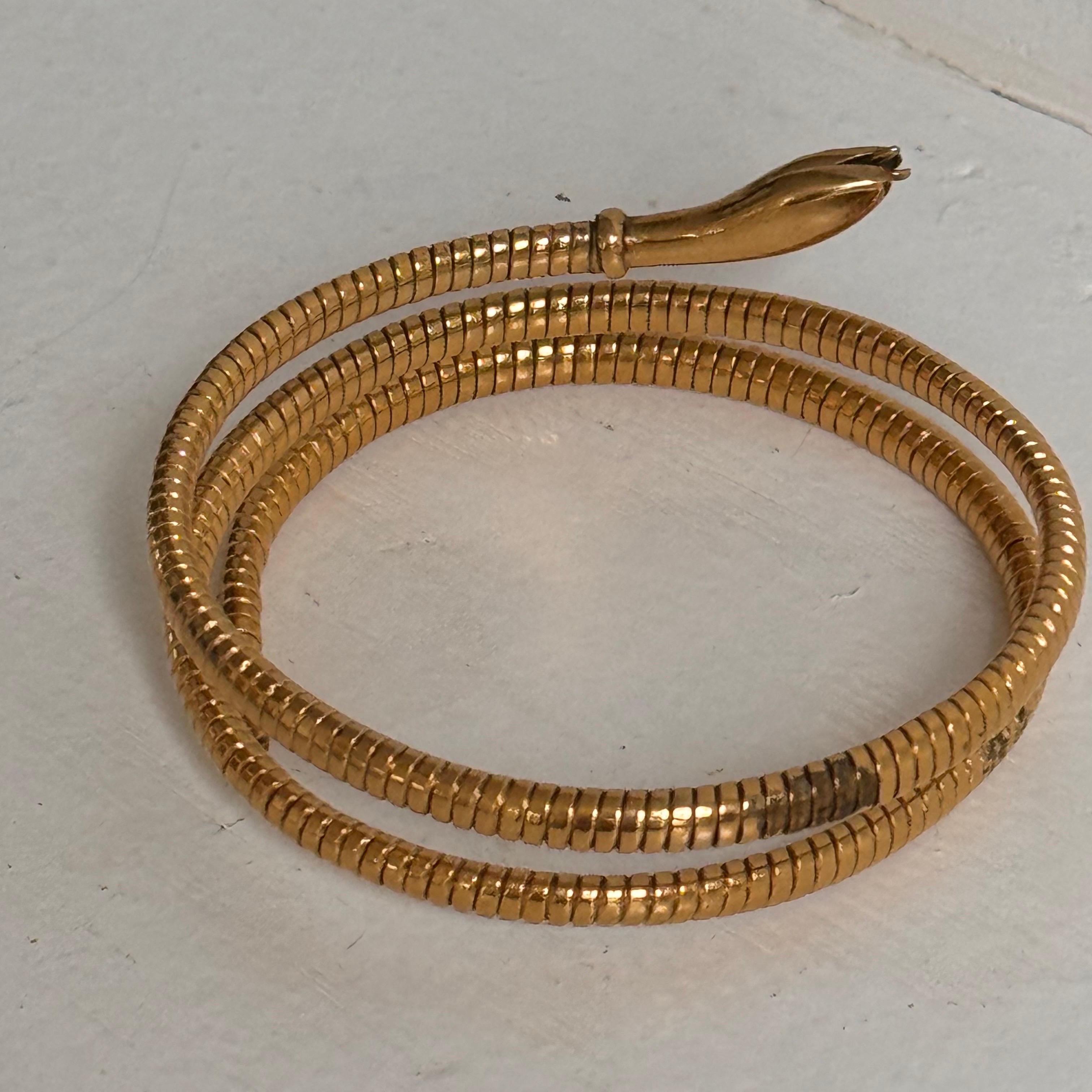 Antico bracciale egiziano revival in oro con smalto e serpente a spirale in vendita 3