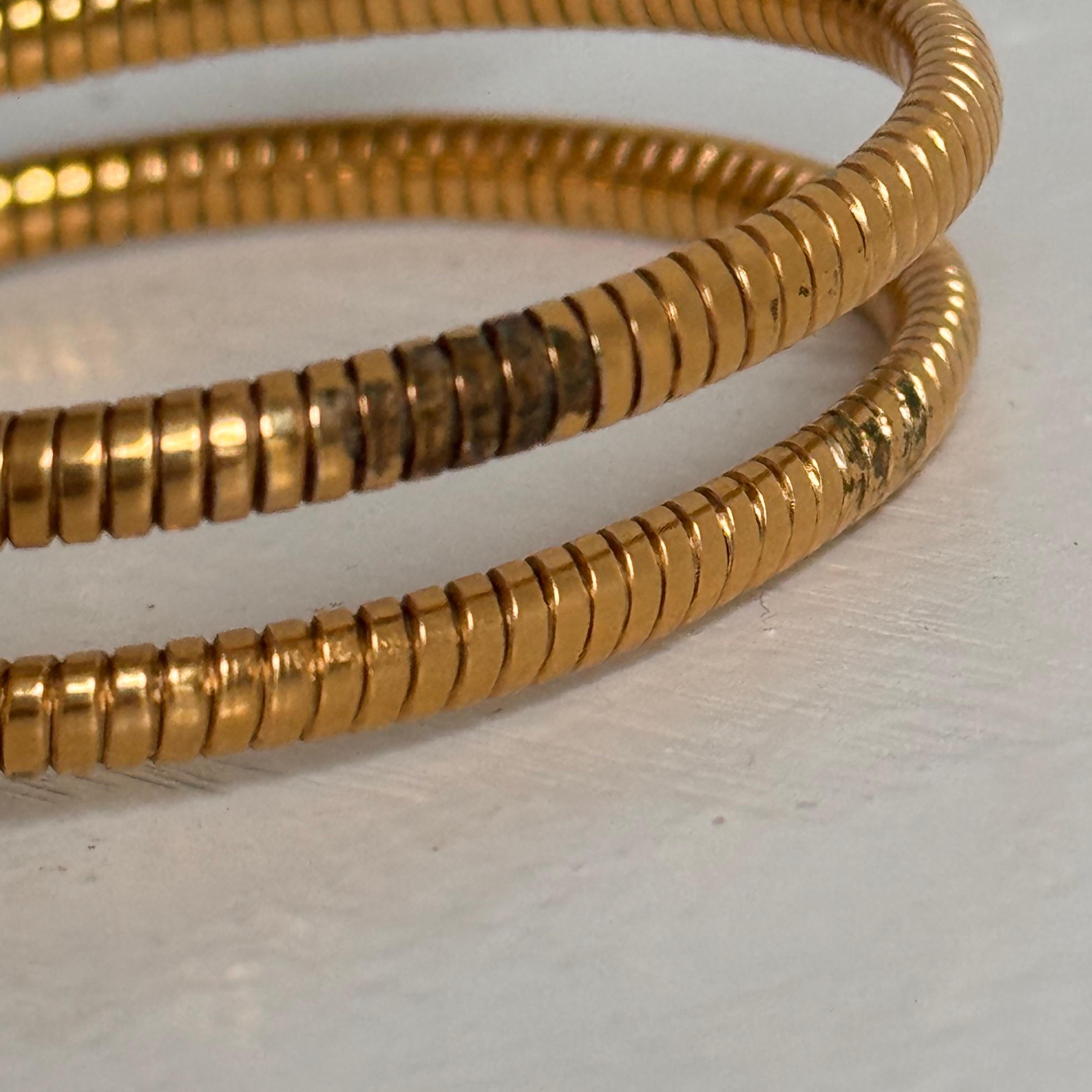 Antico bracciale egiziano revival in oro con smalto e serpente a spirale in vendita 4