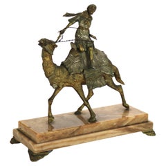 Escultura antigua de camello y jinete del renacimiento egipcio con acabado en plata y dorado C1900