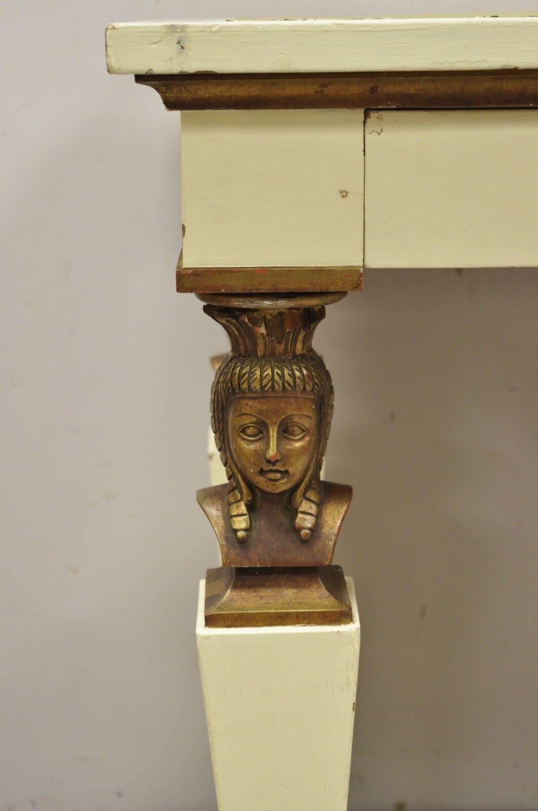Antike ägyptische Revival-Stil grünes Leder oben figuralen 3 Schublade Konsolentisch (Frühes 20. Jahrhundert) im Angebot