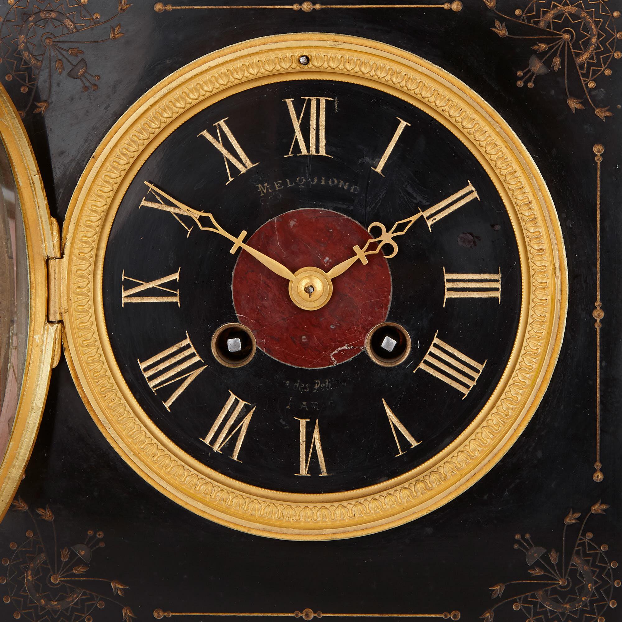 Français Ensemble d'horloges de style néo-égyptien ancien en marbre et bronze doré en vente