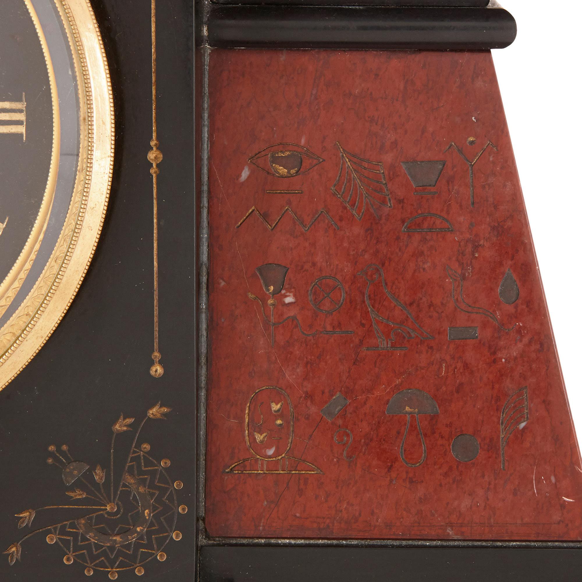 XIXe siècle Ensemble d'horloges de style néo-égyptien ancien en marbre et bronze doré en vente