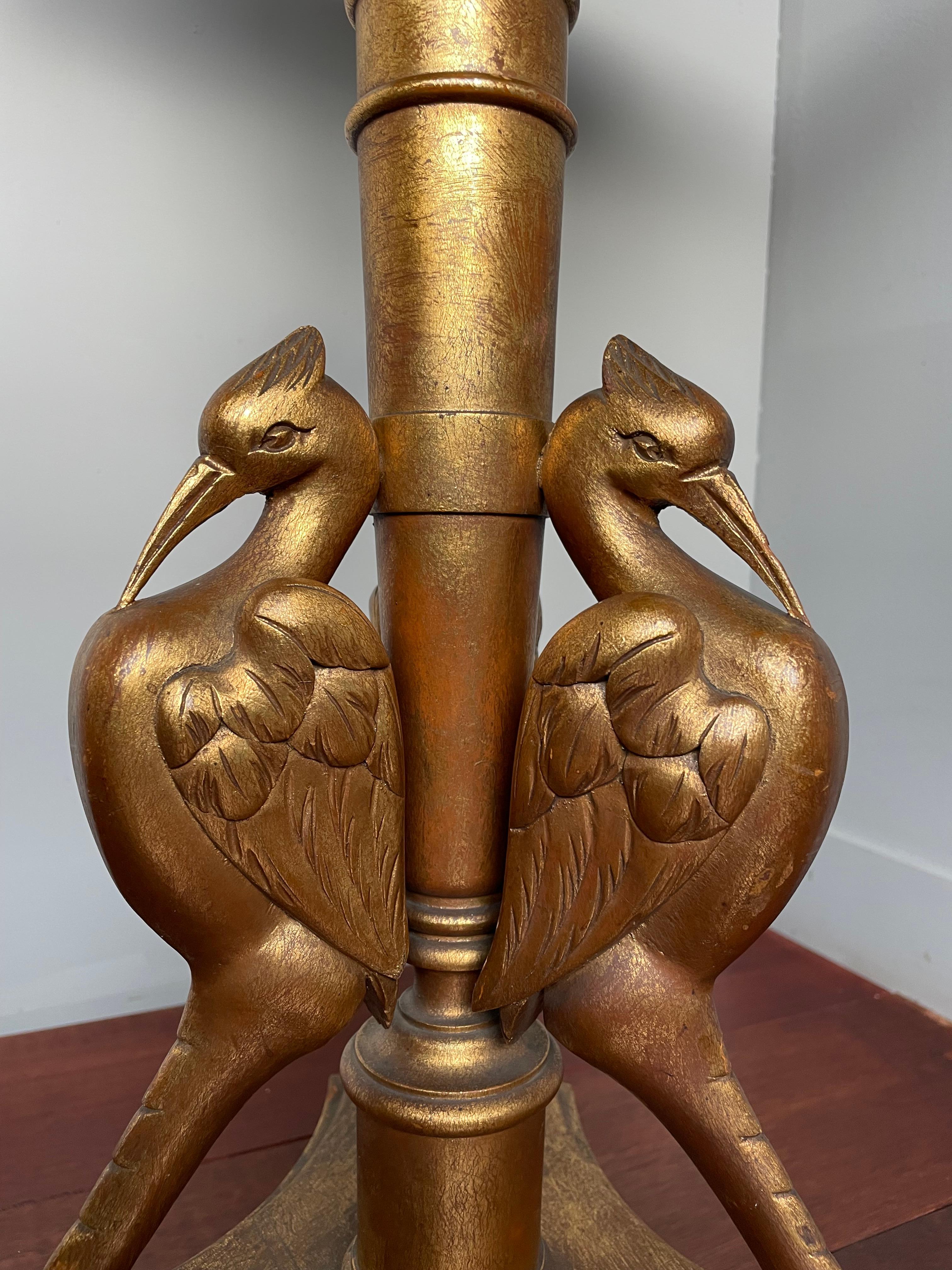 Antiker Tisch im ägyptischen Revival-Stil mit sakralen Ibis-Skulpturen, Symbol für Gott Thoth (Blattgold) im Angebot