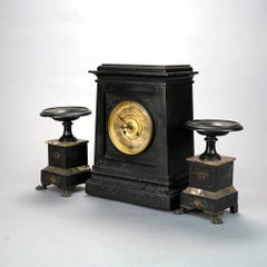 Antique série d'horloges Tilden Thurber en ardoise de style néo-égyptien en trois parties, 19ème siècle