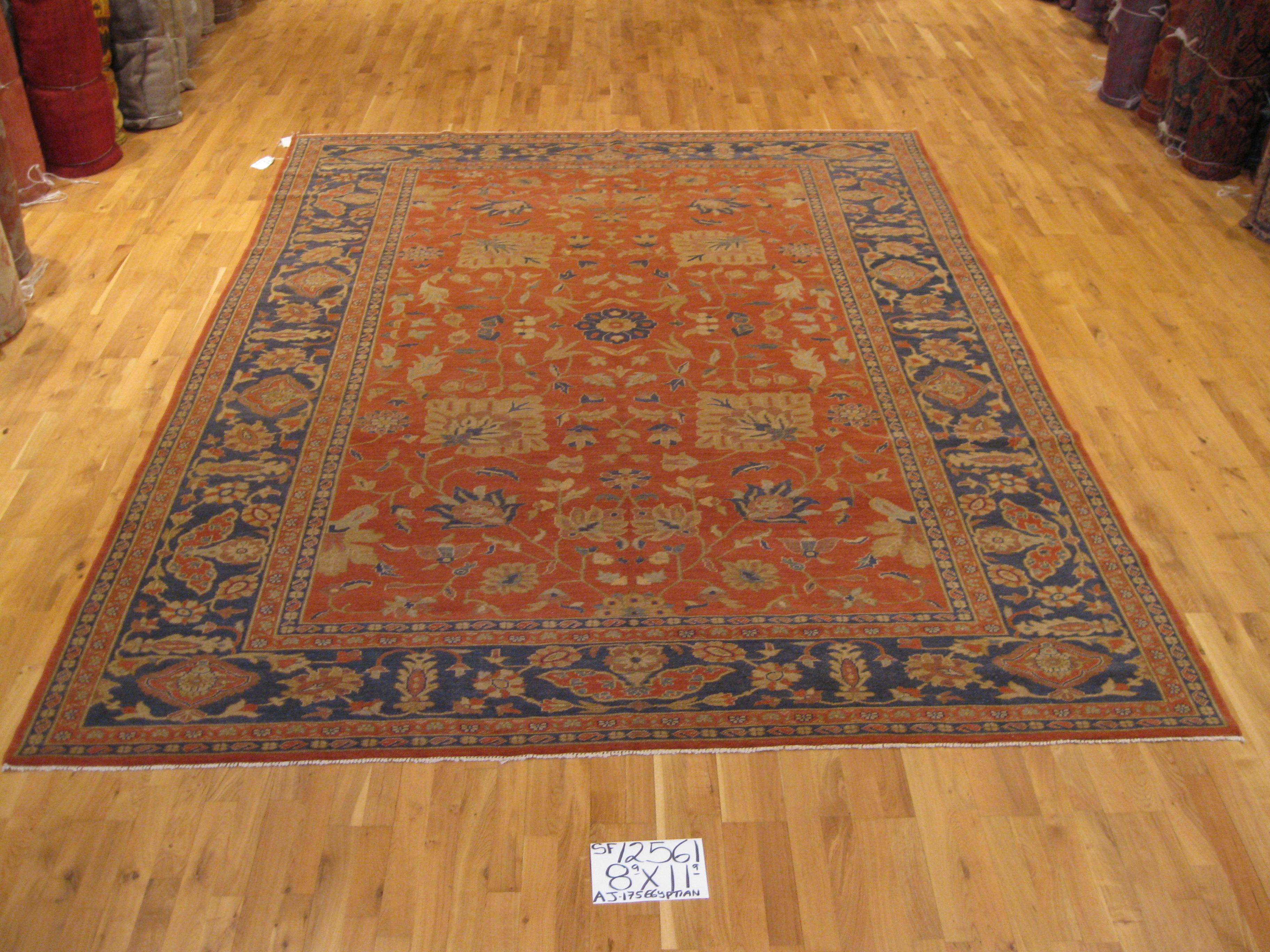 Obwohl die ägyptischen Teppiche nicht so bekannt sind wie die türkischen und persischen, haben sie doch eine jahrhundertealte Tradition in der Teppichherstellung. Dieser elegante Teppich im traditionellen Stil mit seinen kräftigen blauen und roten