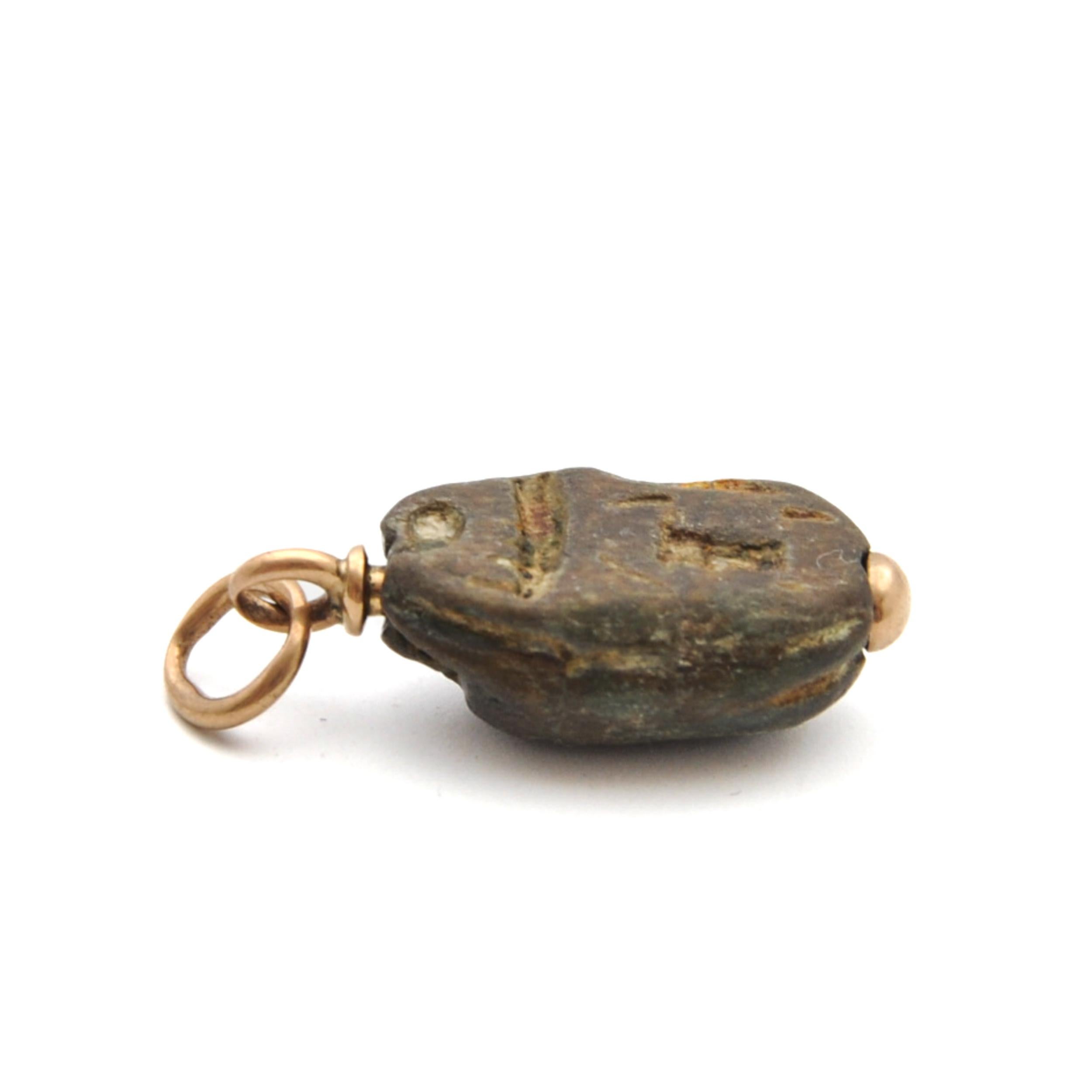 Antiker ägyptischer Skarabäus Stone Gold Charm-Anhänger für Damen oder Herren im Angebot