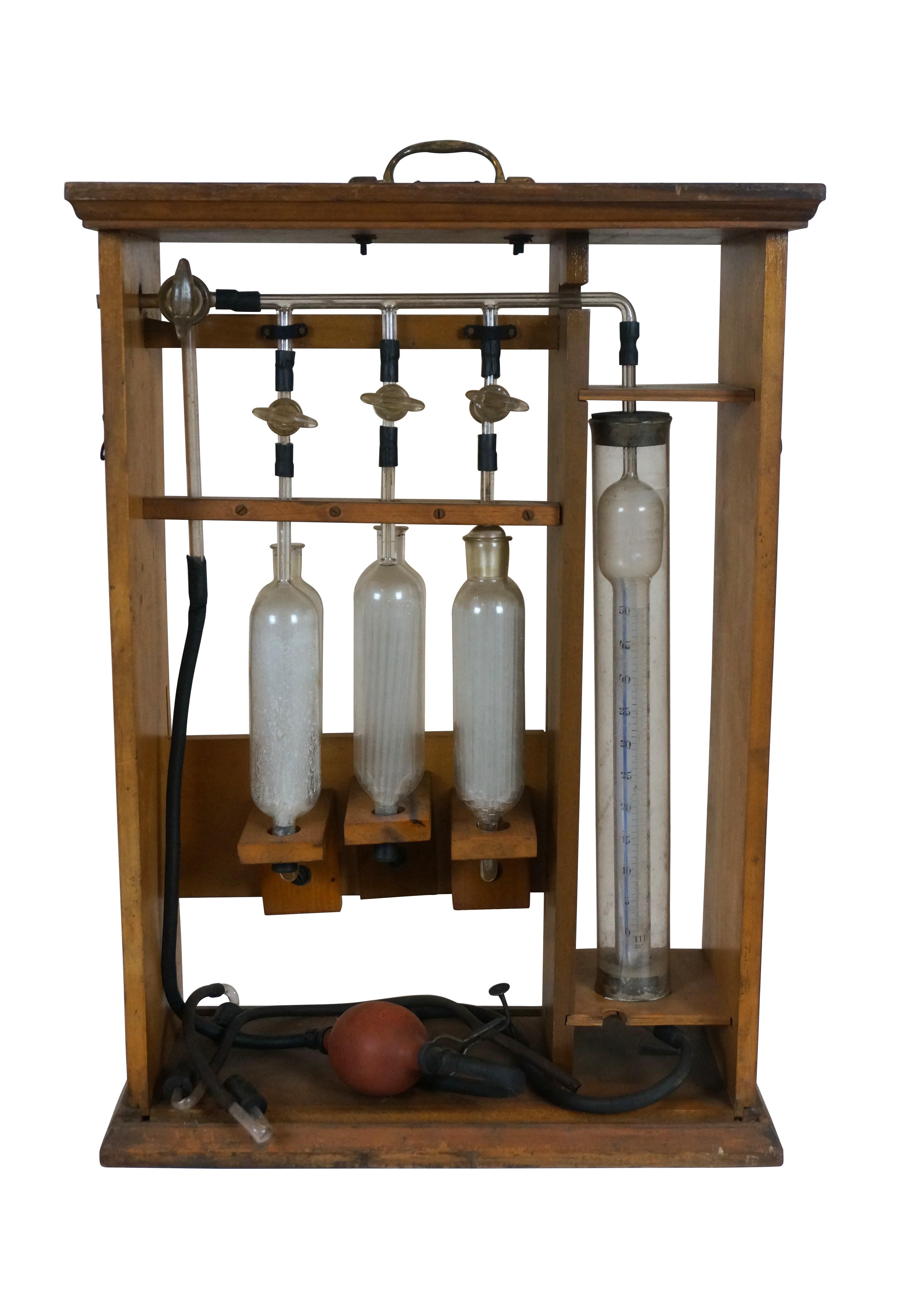 Appareil d'analyse de gaz Orsat de la fin du 19e siècle - début du 20e siècle avec pipettes d'absorption et coffret en bois dur, produit par E.H. Sargent & Company.

Un analyseur de gaz Orsat ou appareil Orsat est un équipement de laboratoire