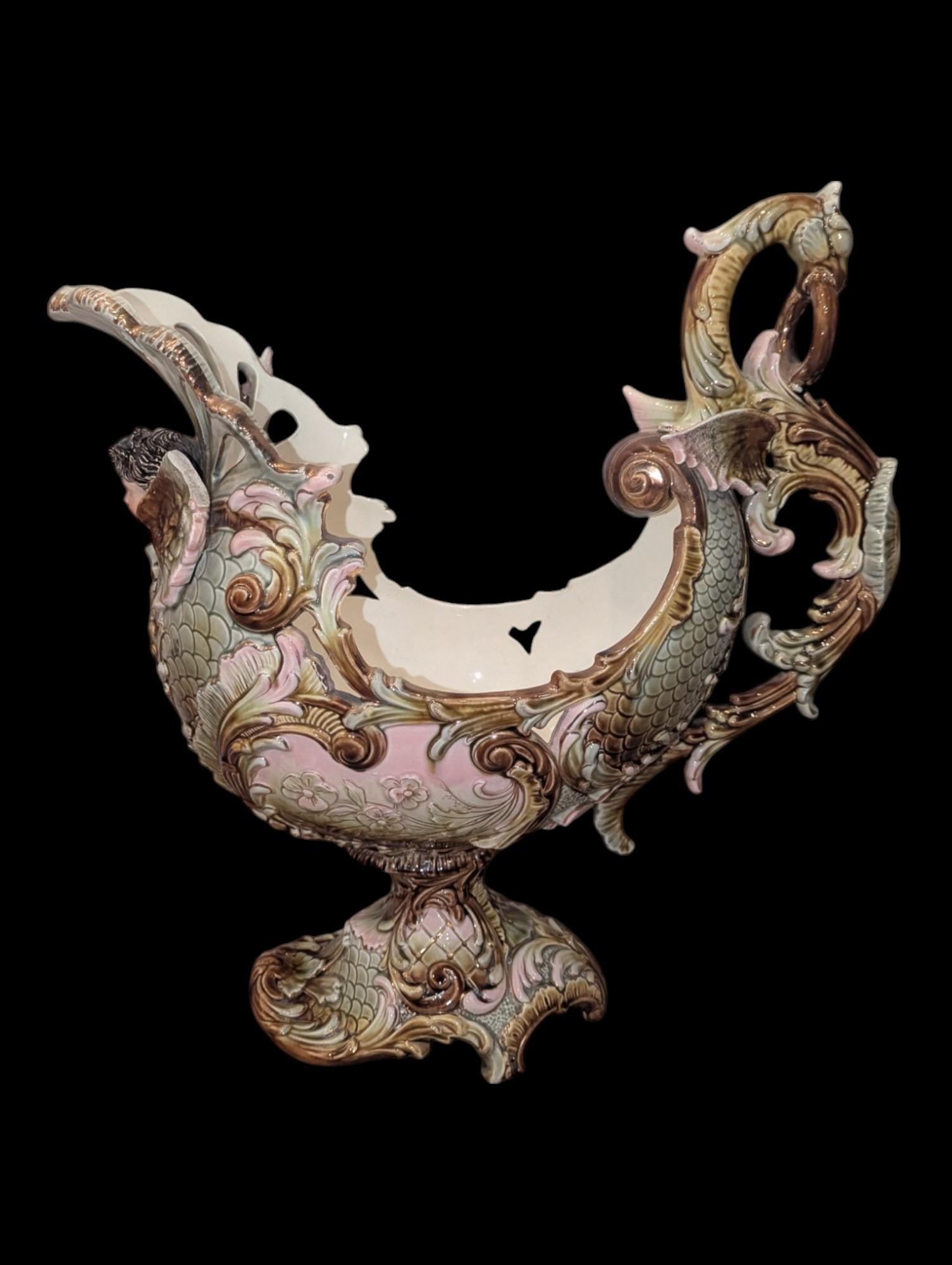 Ce superbe bol antique en majolique d'Eichwald évoque la fantaisie et l'art du 19e siècle avec son motif figuratif complexe. Paré de délicates teintes pastel, le bol présente un motif de chérubin enchanteur, magnifiquement détaillé, reposant sur des