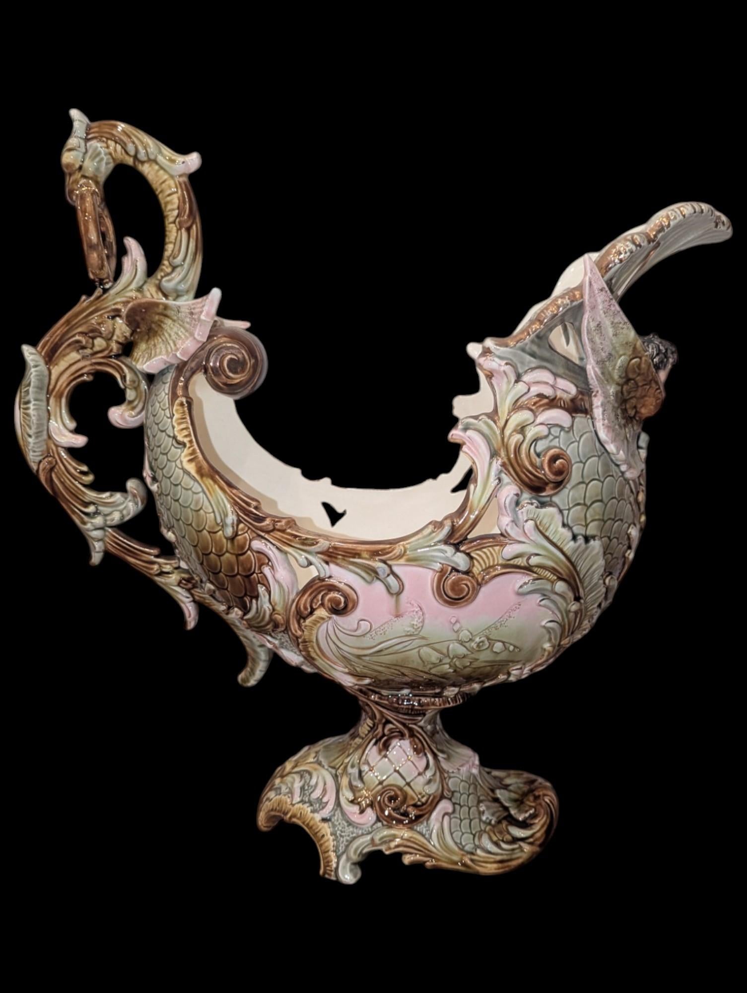 Rococo Bol ancien Eichwald en majolique figuratif de couleur pastel avec chérubin et dragon sur pied en vente